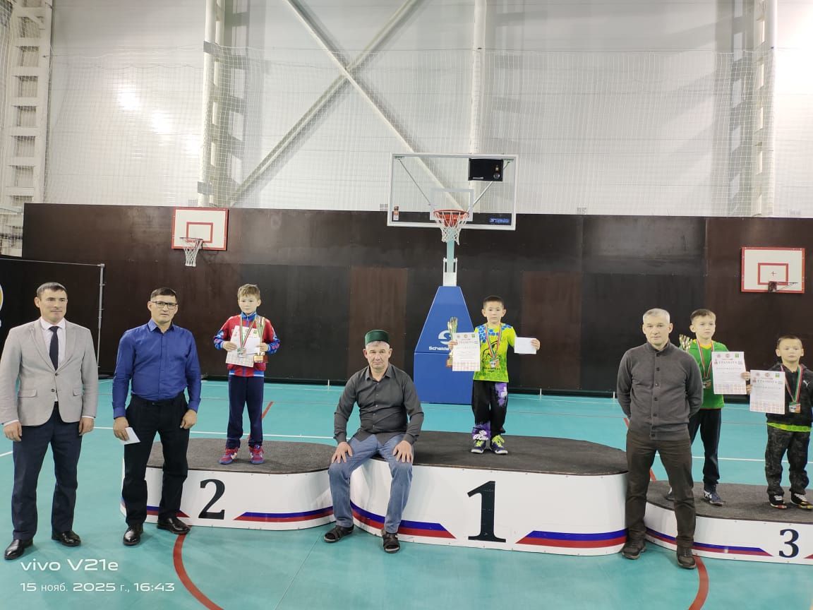 «Әнвәровлар - милли көрәшебез үссен өчен искиткеч зур хезмәт куючы гаилә!»: Актанышта көрәш бәйрәме узды