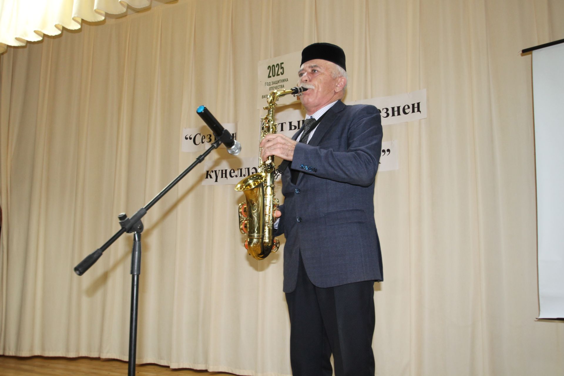 Яу кырында яңгырыйдыр бер дәртле җыр