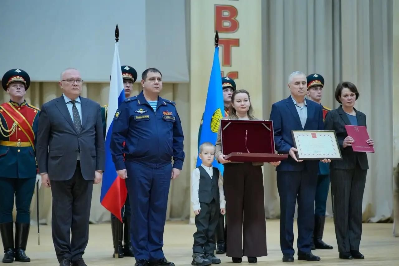 Киров өлкәсе губернаторы Россия Герое Эдуард Сабировның туганнарына “Алтын йолдыз” медале тапшырды