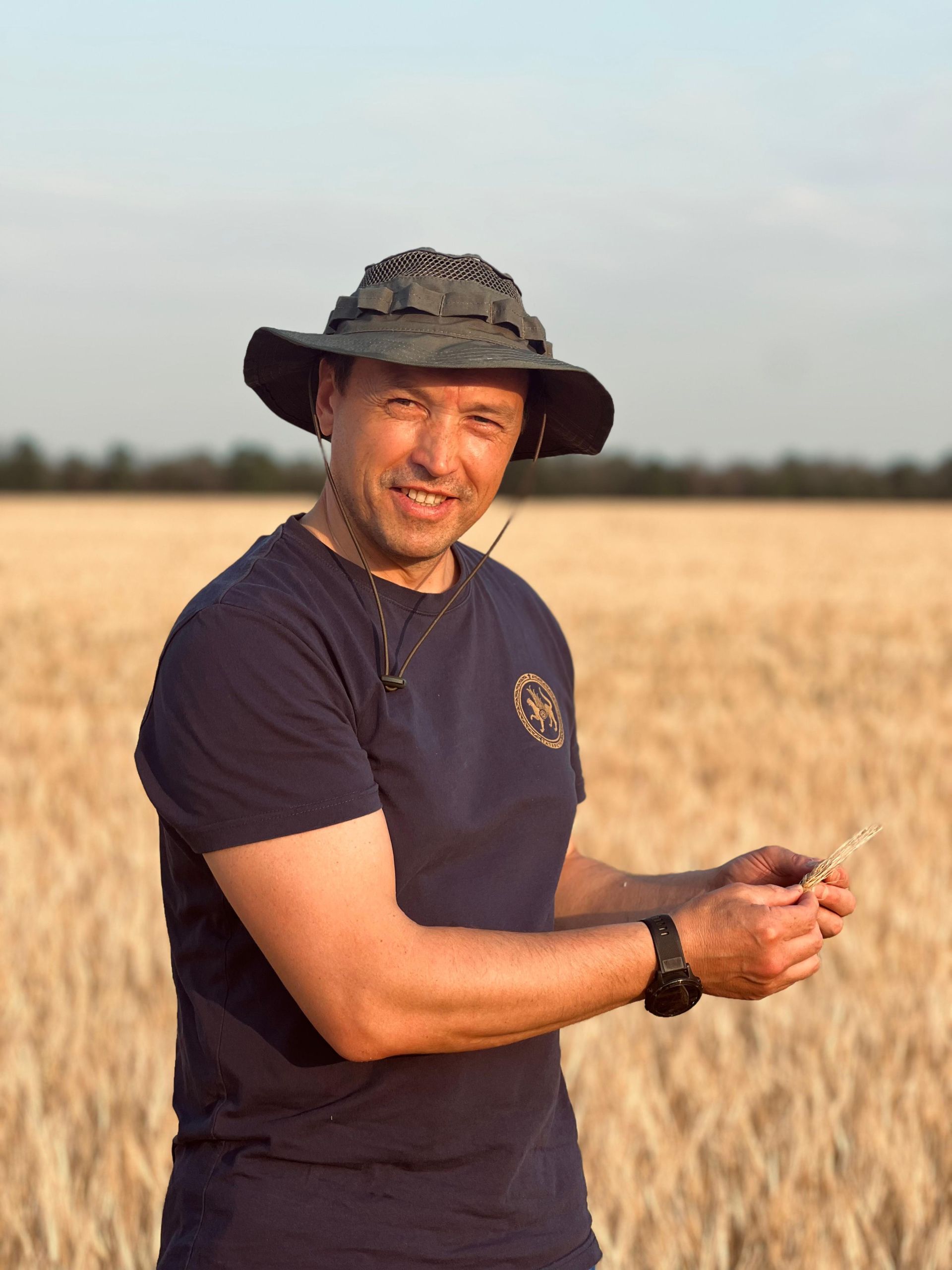 Әтисенең кырыс тәрбиясен күреп үскән егет хәзер министр кәнәфиендә