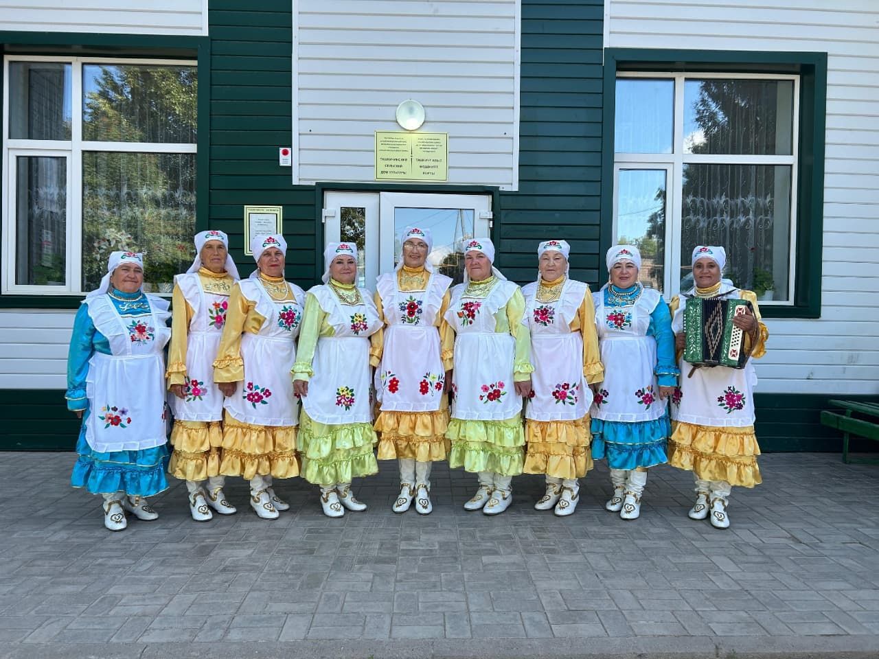 Яу кырындагы егетләргә туган як сәләмен җиткерүчеләр.