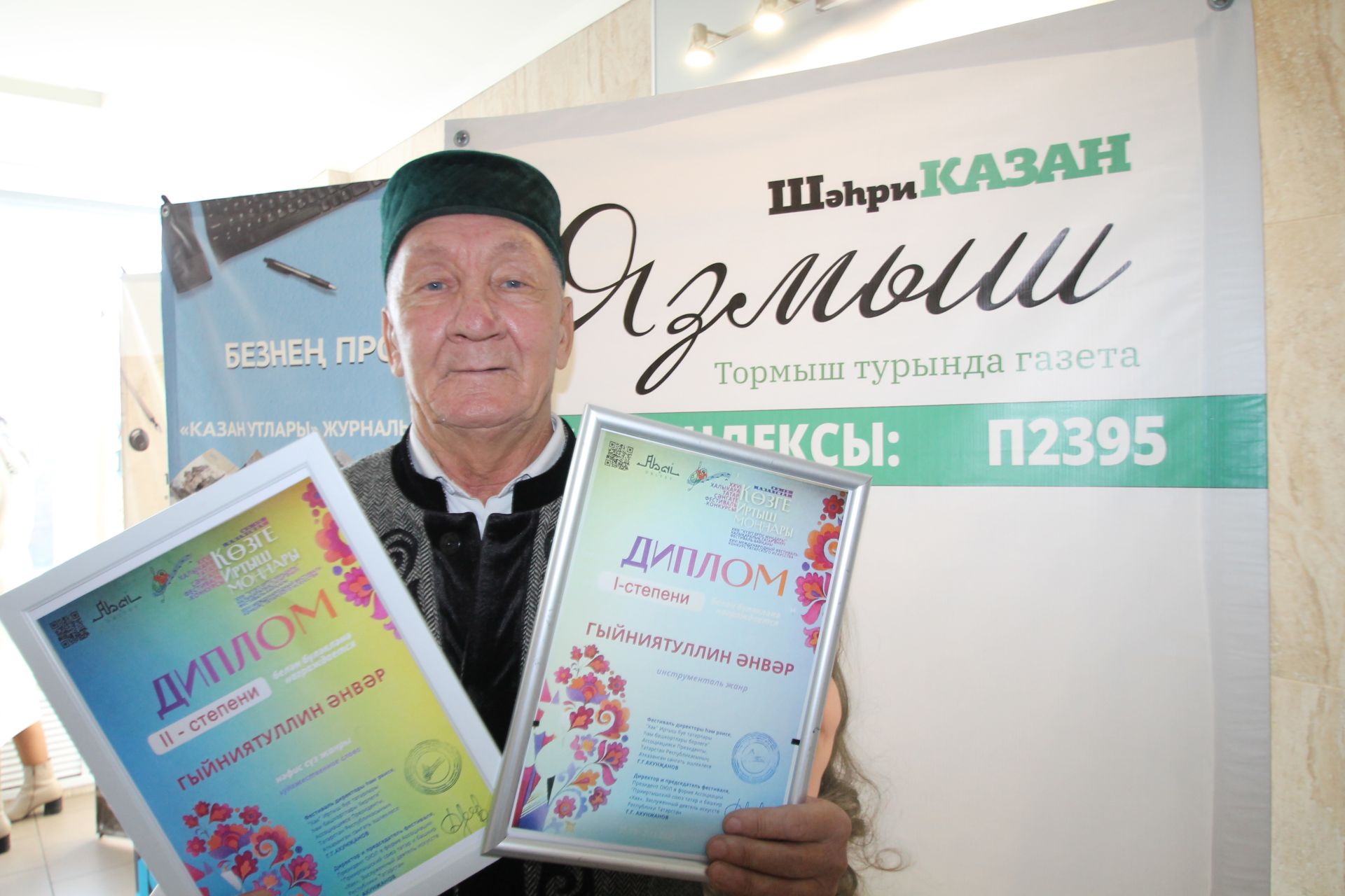 Айга да менеп, гармунын уйнап төшә торган кеше ул