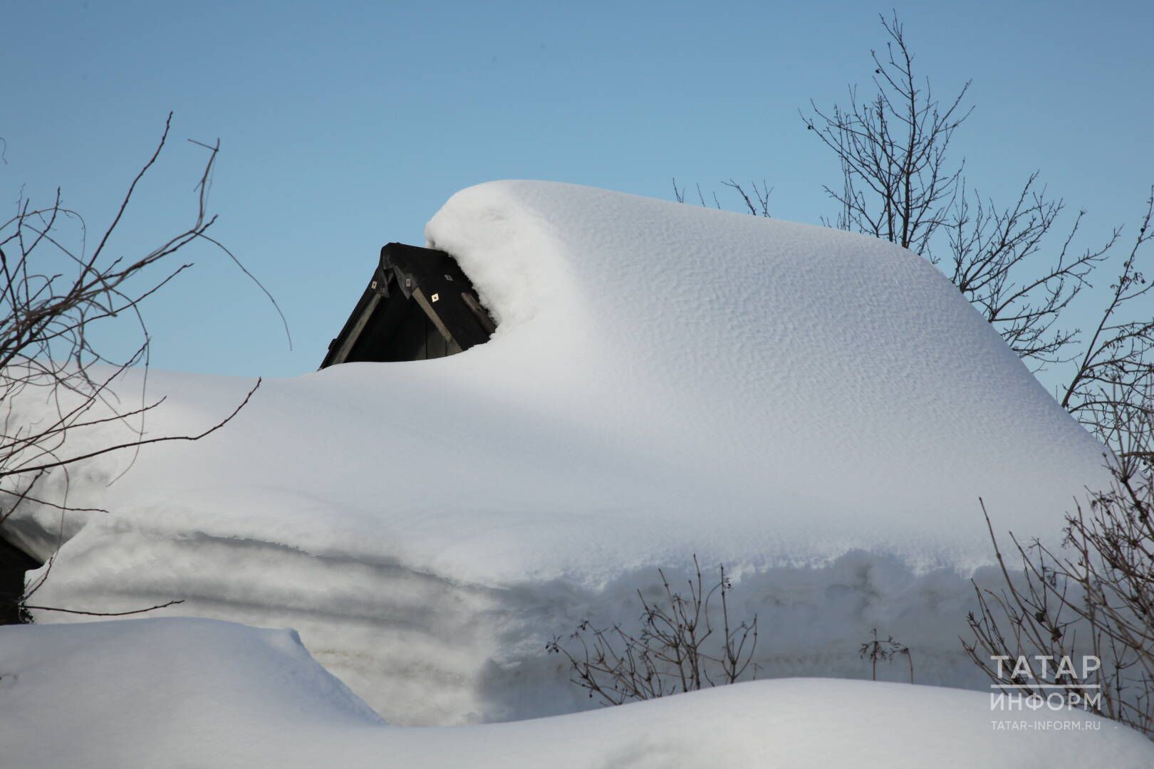 Егет үзе дә сизмәстән аның алсу иреннәренә үрелде (хикәя)