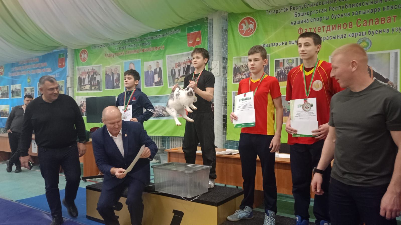 Теләчедә яшь егетләр бил алышты. Һәр чемпионга - акчалата бүләк һәм... куян!