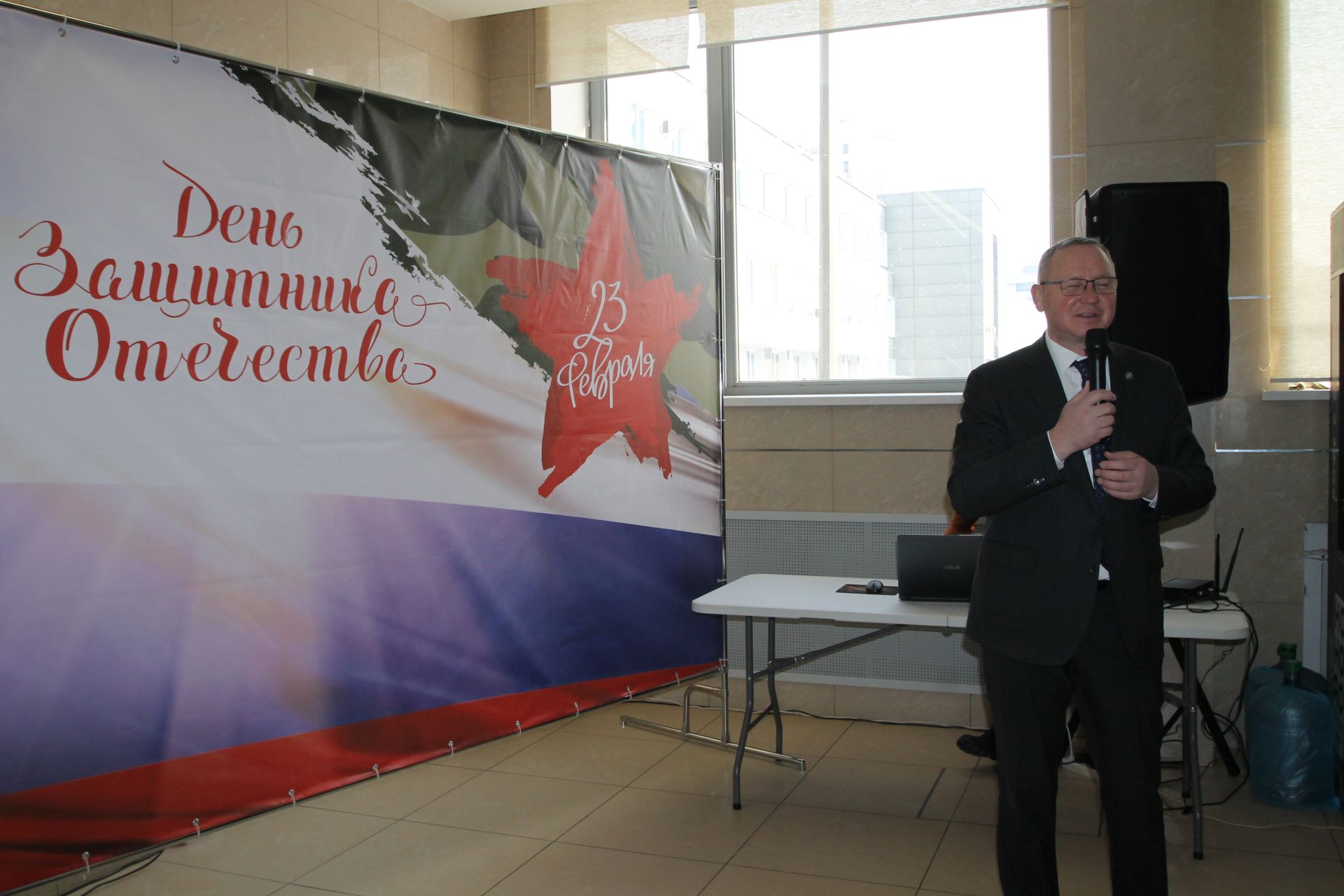 “ТАТМЕДИА” җитәкчелеге ир-ат хезмәткәрләрне котлады