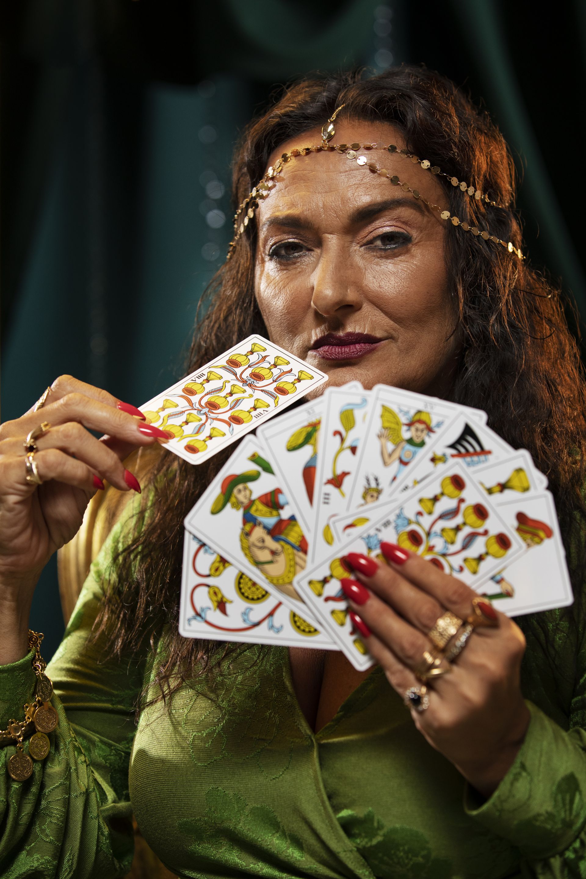 Чегән хатыны: «Сезнең нәселдә каргыш бар. Алкаларыңны бир, каргыштан коткарам!»