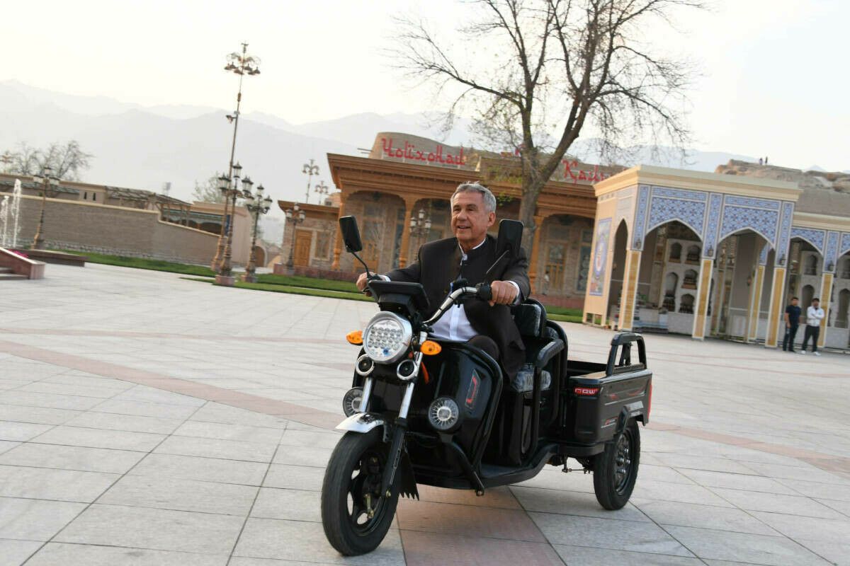 Рөстәм Миңнеханов Хуҗанд урамнары буйлап скутерда узды