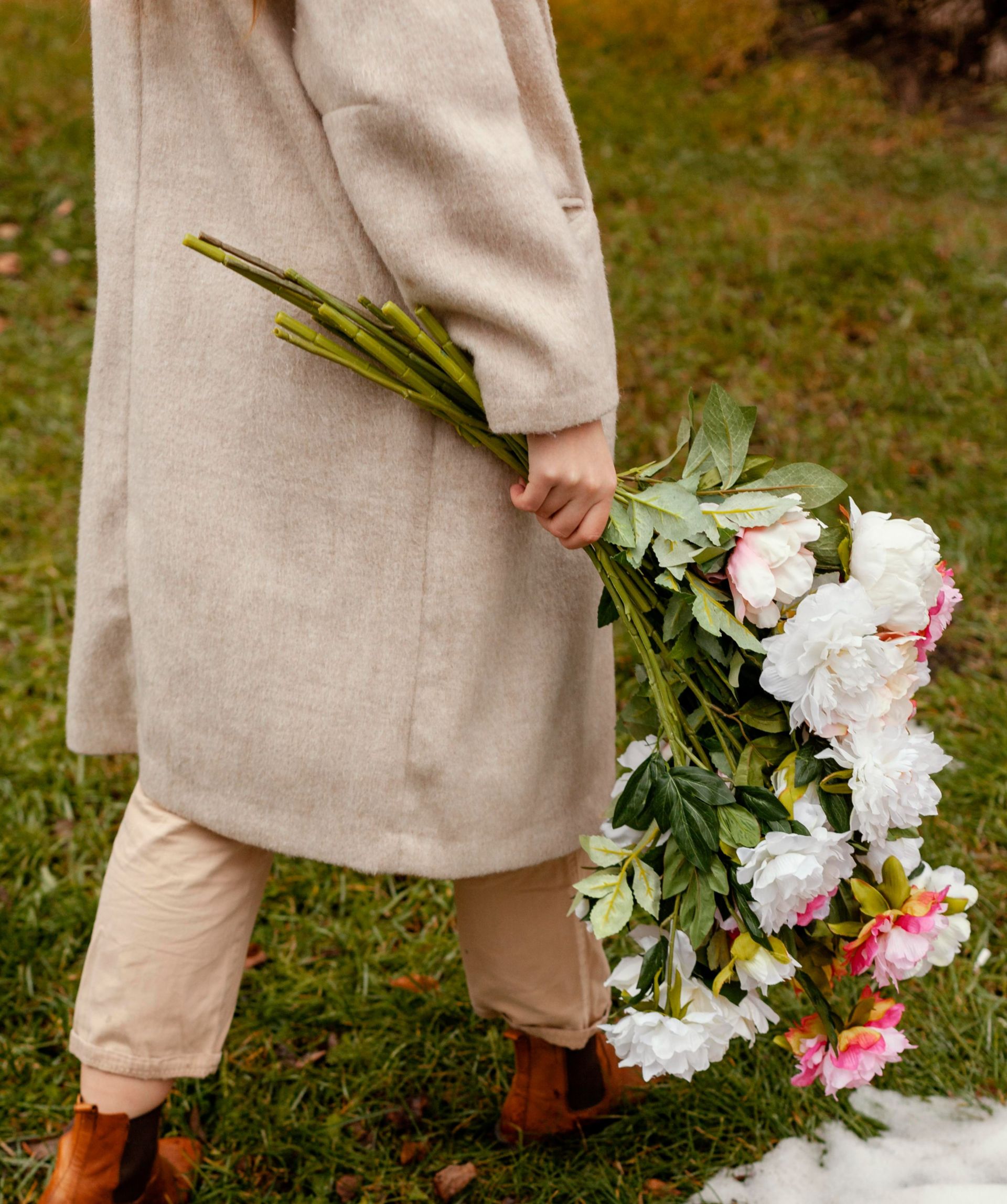 Егетем биргән букетны чүплеккә аттым. “Нәрсә алырга белмәдем”, – ди үзе