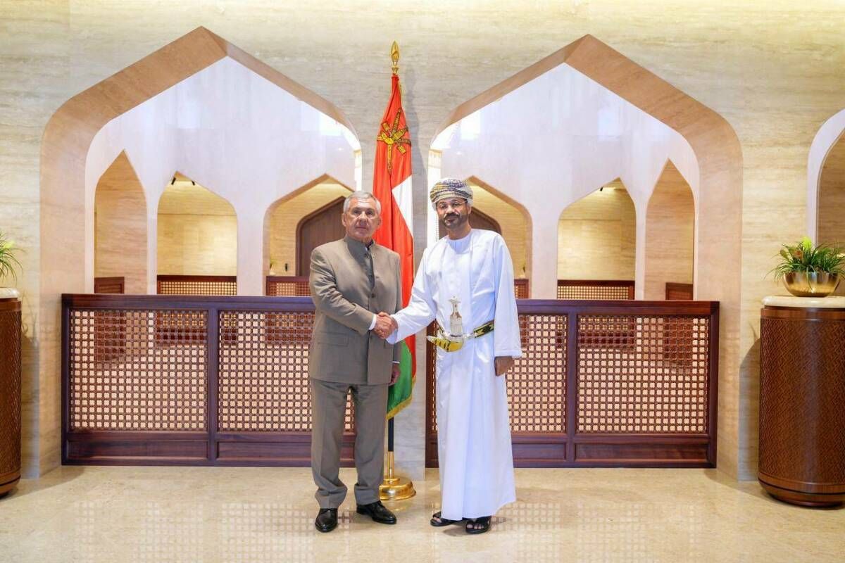 Оман тышкы эшләр министры Миңнеханов белән очрашуга тантаналы хәнҗәр алып килгән