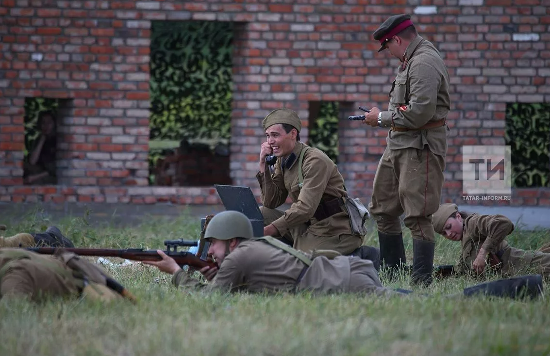 Сары ботинкалы малай һаман күз алдында