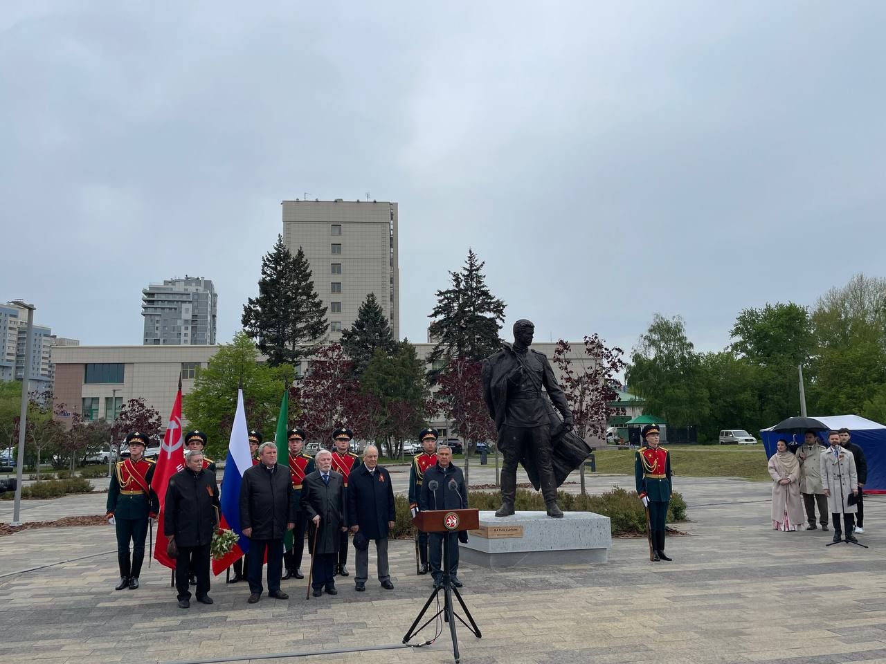 Рөстәм Миңнеханов һәм Минтимер Шәймиев Фатих Кәримгә һәйкәл ачуда катнаштылар