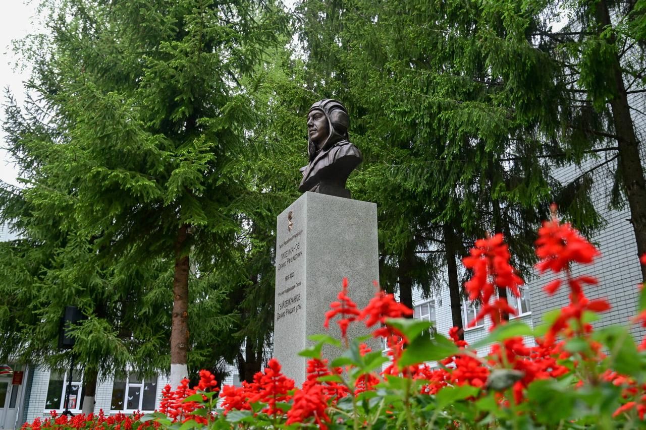 Казанда Россия Герое Дамир Гыйлемхановның бюсты ачылды