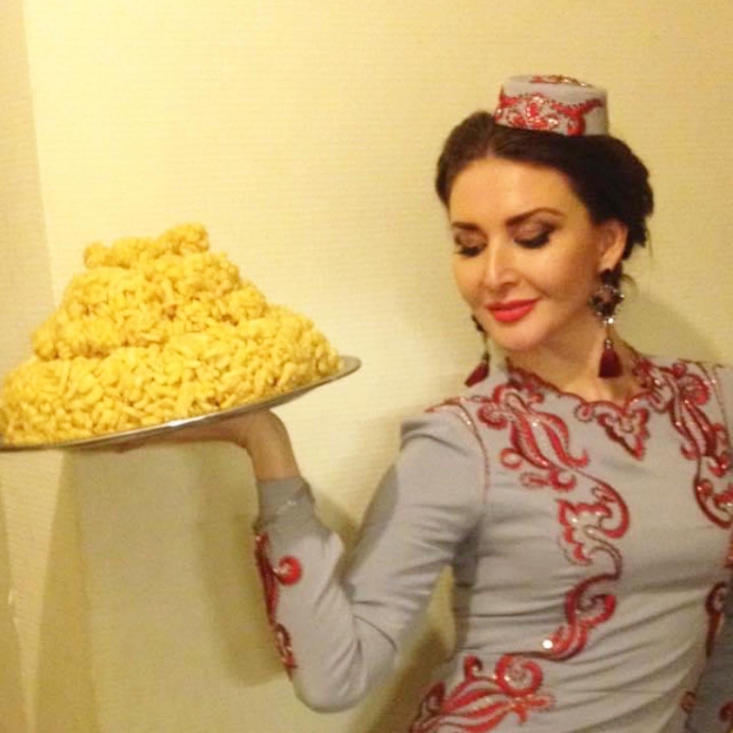 Алсу Абульханова ашаусыз тора ала, чәйсез – юк.