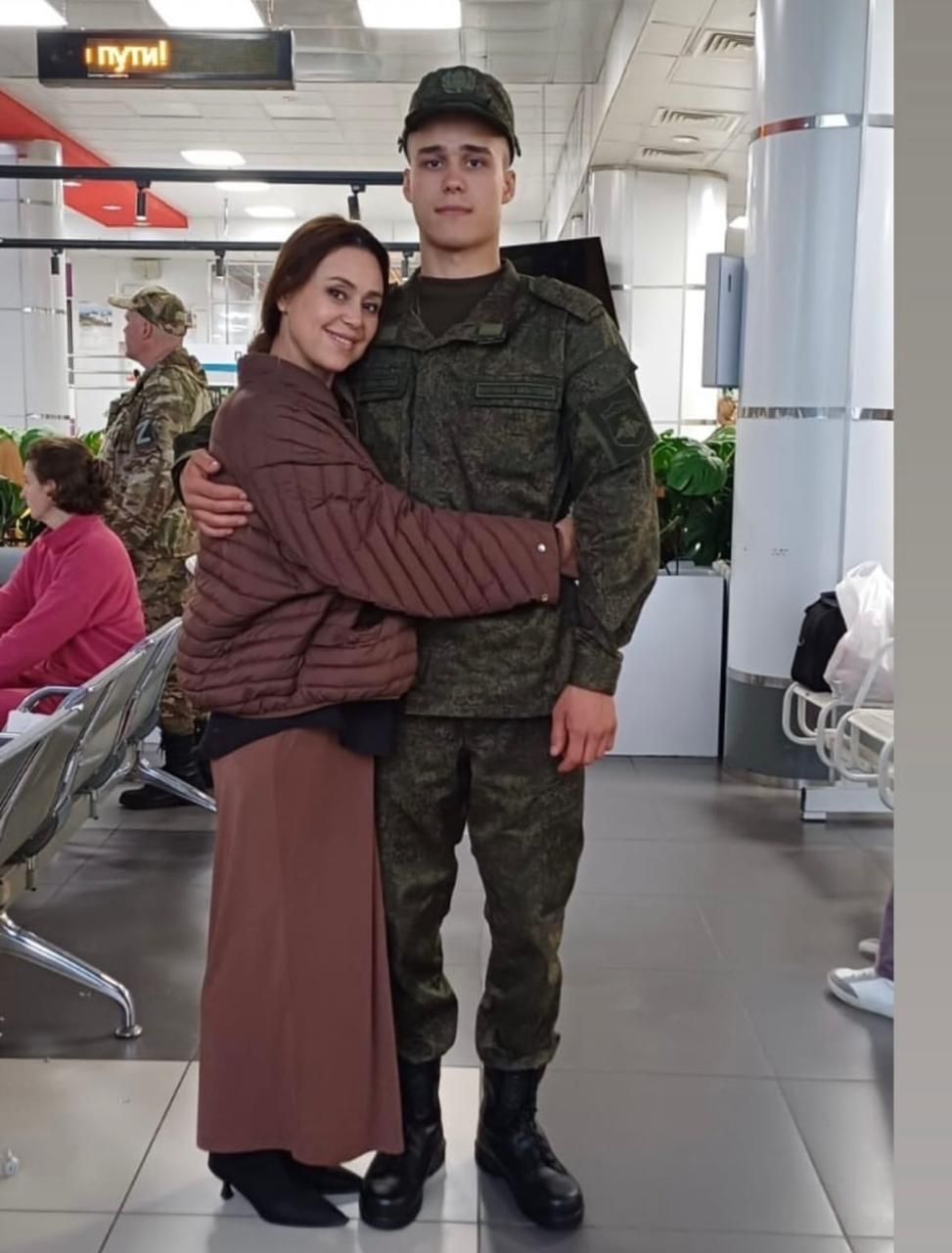 «Әти-әни күңеле бары сизә инде»: тагын бер артист улын армиягә озаткан