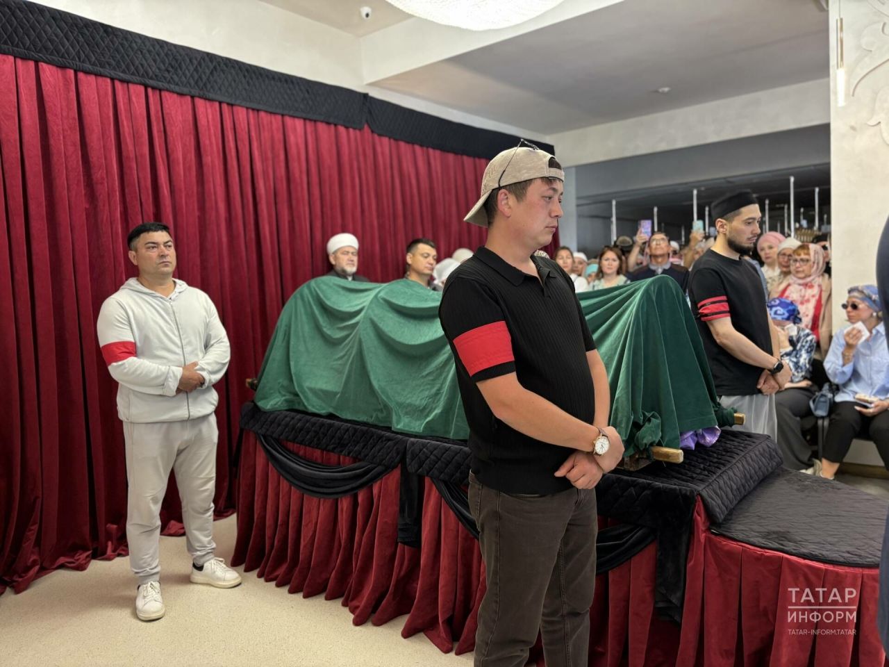 Соңгы алкышлар: Казанда кабатланмас җырчы Резидә Шәрәфиева белән хушлаштылар