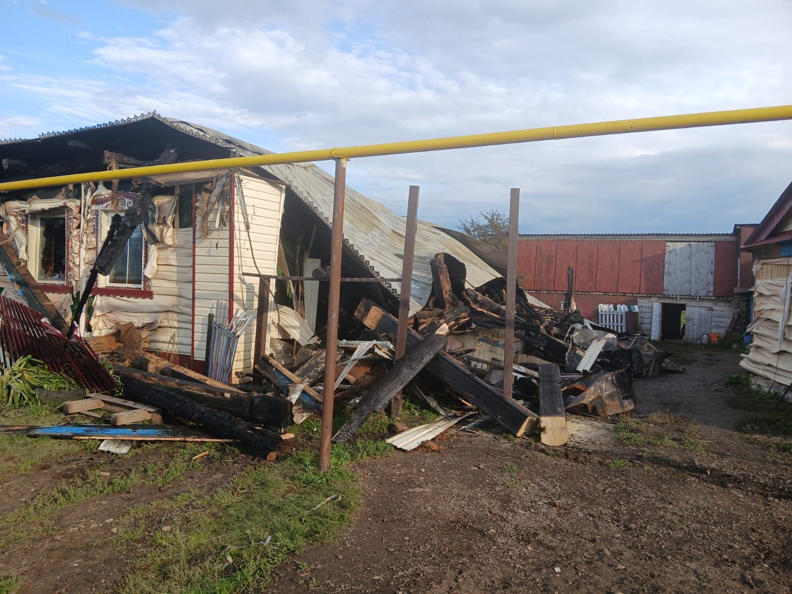 Әтнә районында янгын: “Урамга килеп керсәк – йорт урынында кара өем генә калган...”