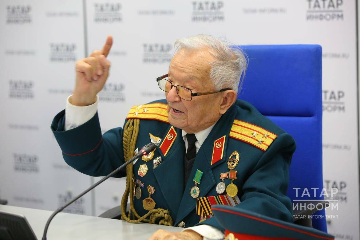 1945 елда беренче Жиңү парадында катнашкан Өмет Гобәев “Милләт җыены”на килде