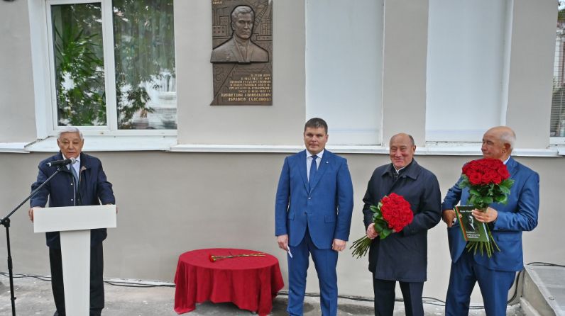 Республиканың «икътисади могҗиза» архитекторы: Казанда Кыям Абрамовка мемориаль такта ачтылар