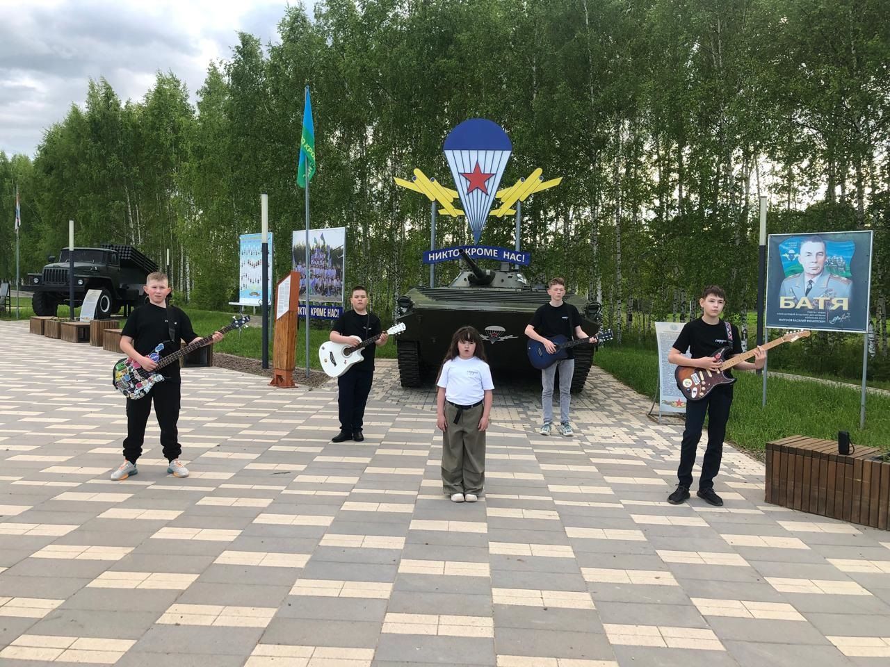 Әтисе-махсус хәрби операция зонасында, ә кызы аңа багышлап җырлар башкара