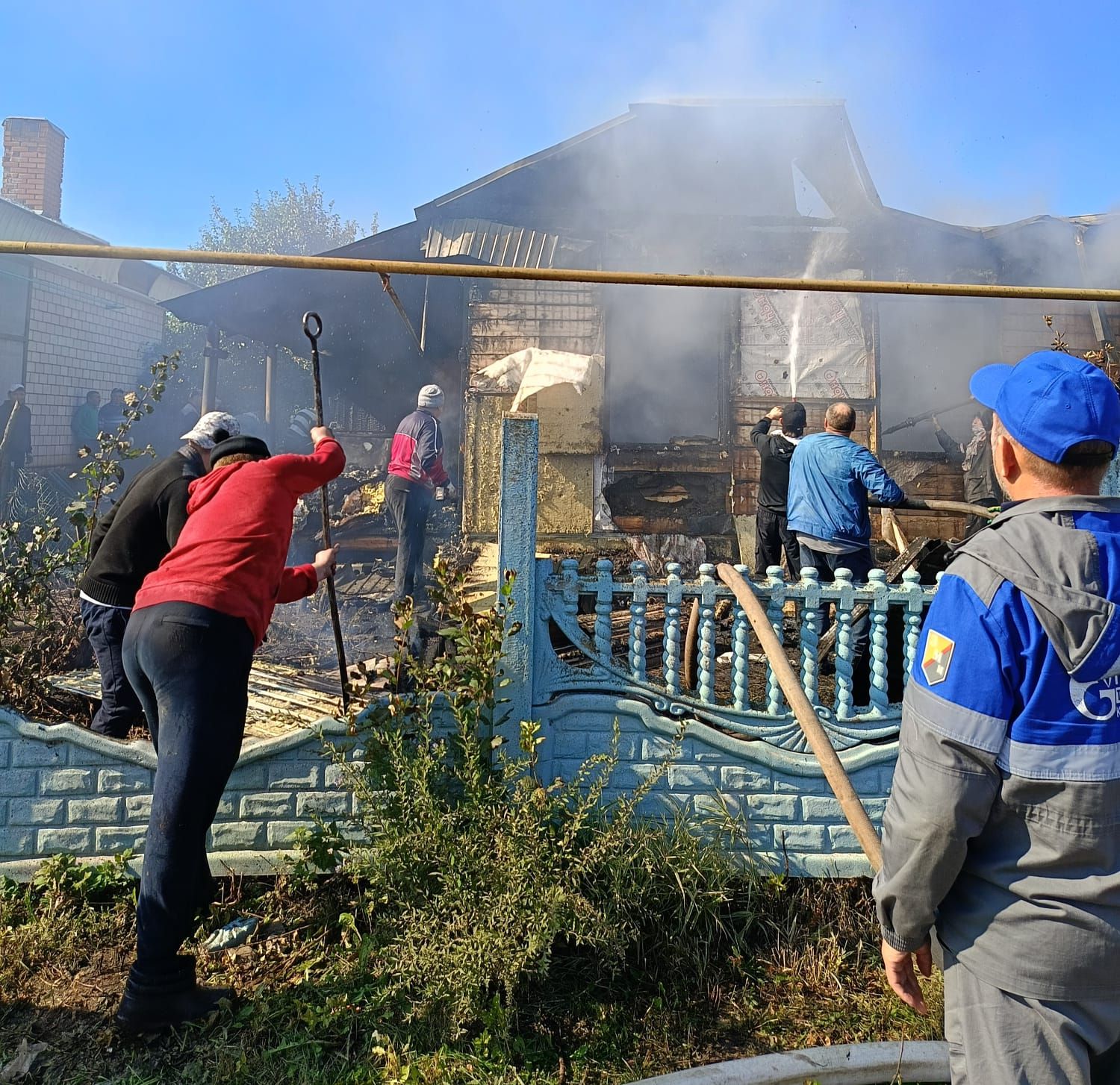 Янгыннан Коръән китаплары белән Радик хәзрәтнең түбәтәе генә  исән калган...