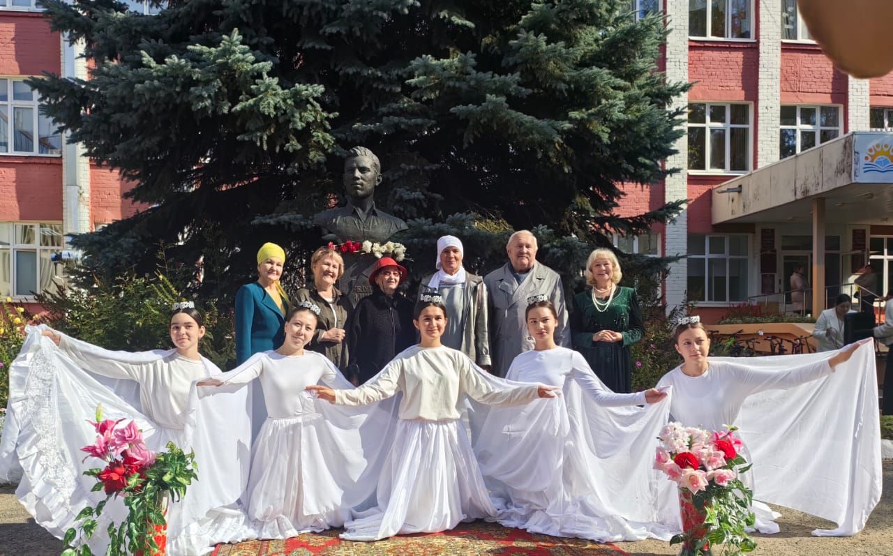 Алиш рухы үзен онытмаганга сөенеп, кояш булып елмаеп карый