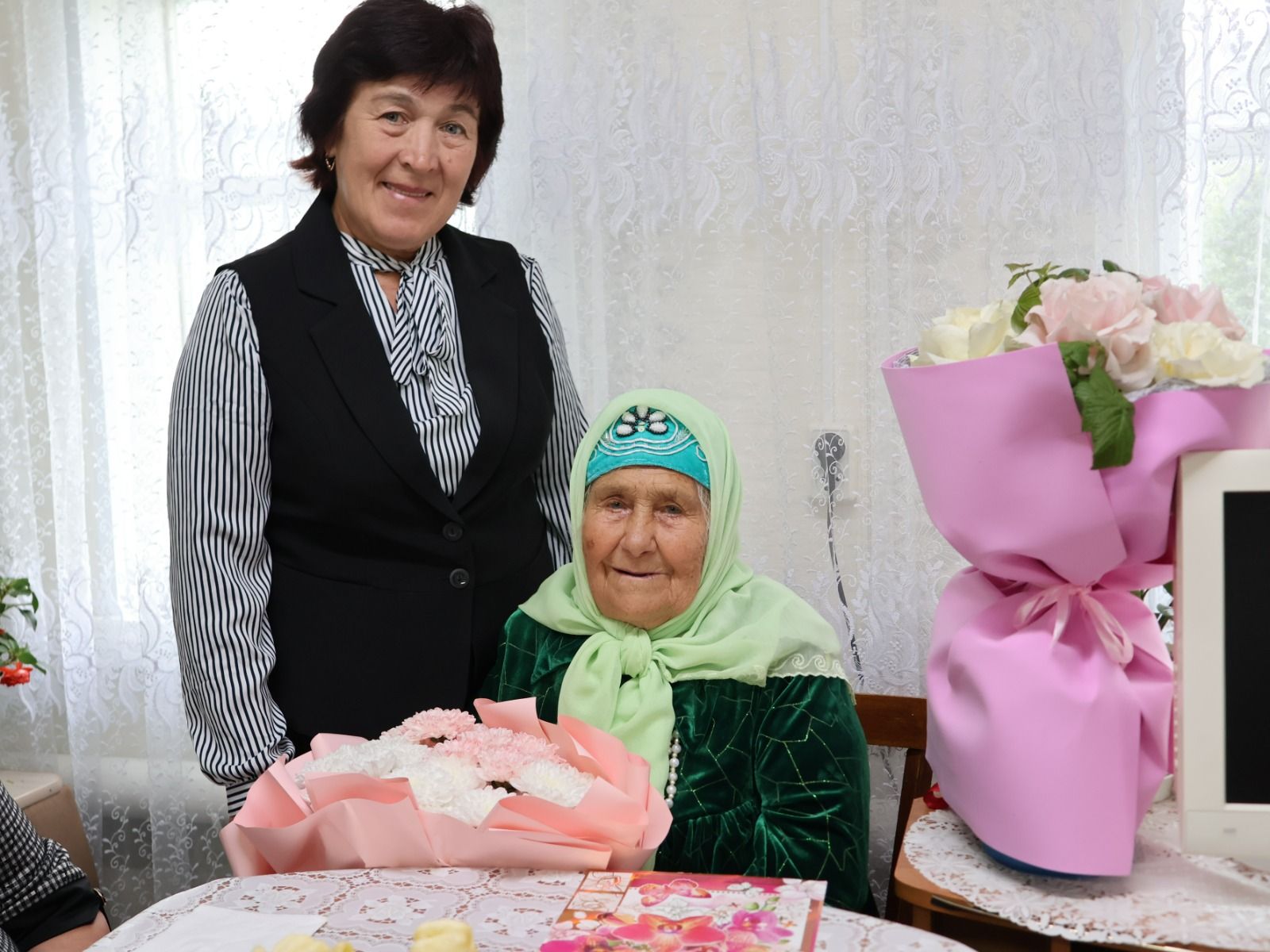 95 яшьлек Флүрә апа Сәрвәрова: «Ай саен 110 кешегә пенсия акчалары өләшә идем»