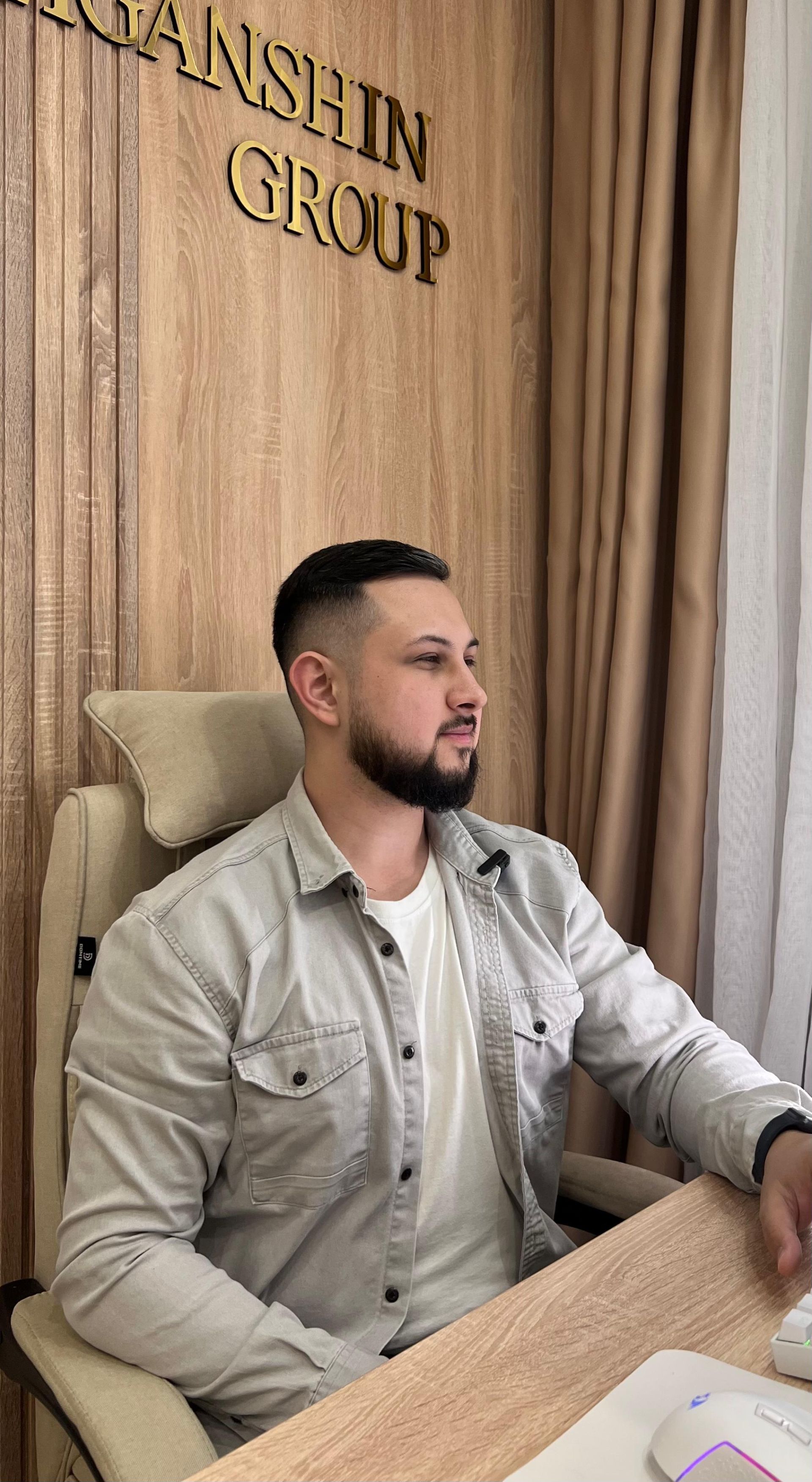 «Утсыз, сусыз утырган, әмма әйтергә кыенсынып йөргән»