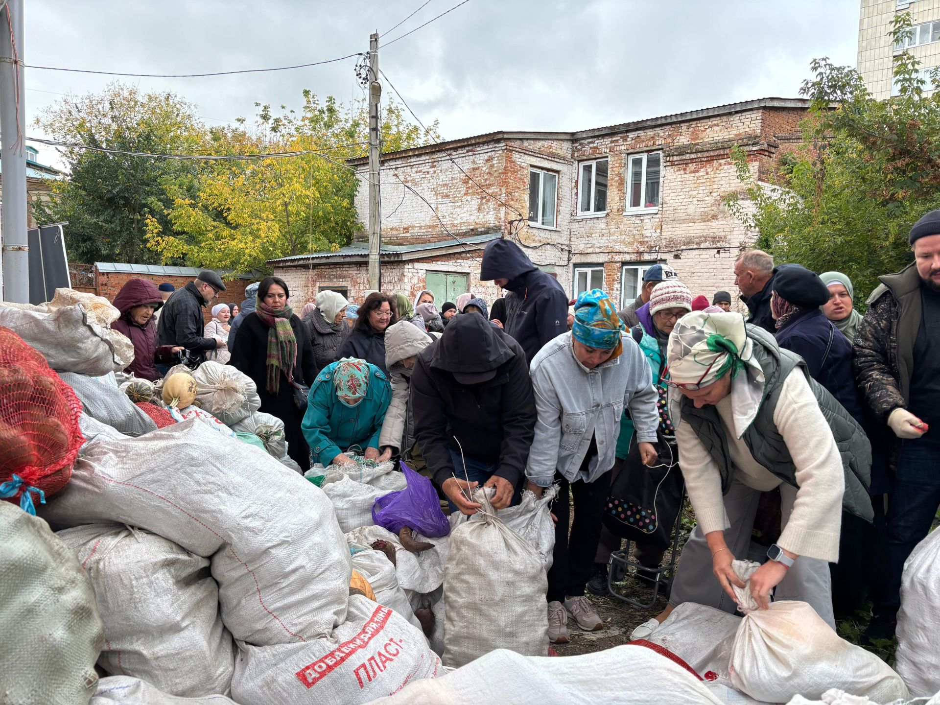 “Зәкят” фонды мохтаҗларга 4 тоннадан артык гошер таратты