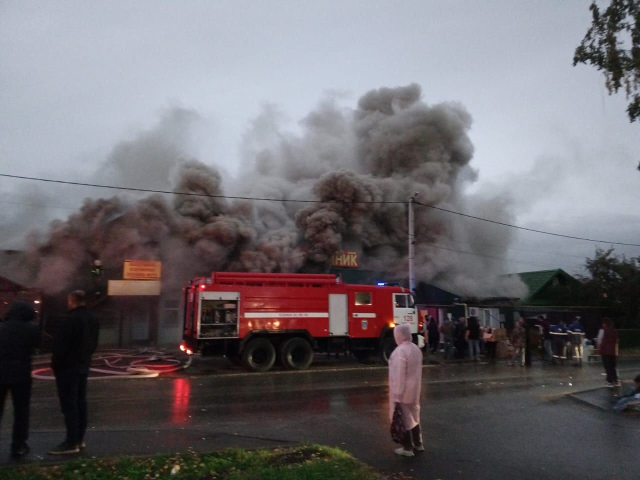 Төтен эченнән чыкканда җәһәт кенә эләктергән бер иске компьютерын гына тотып, урамда кала.