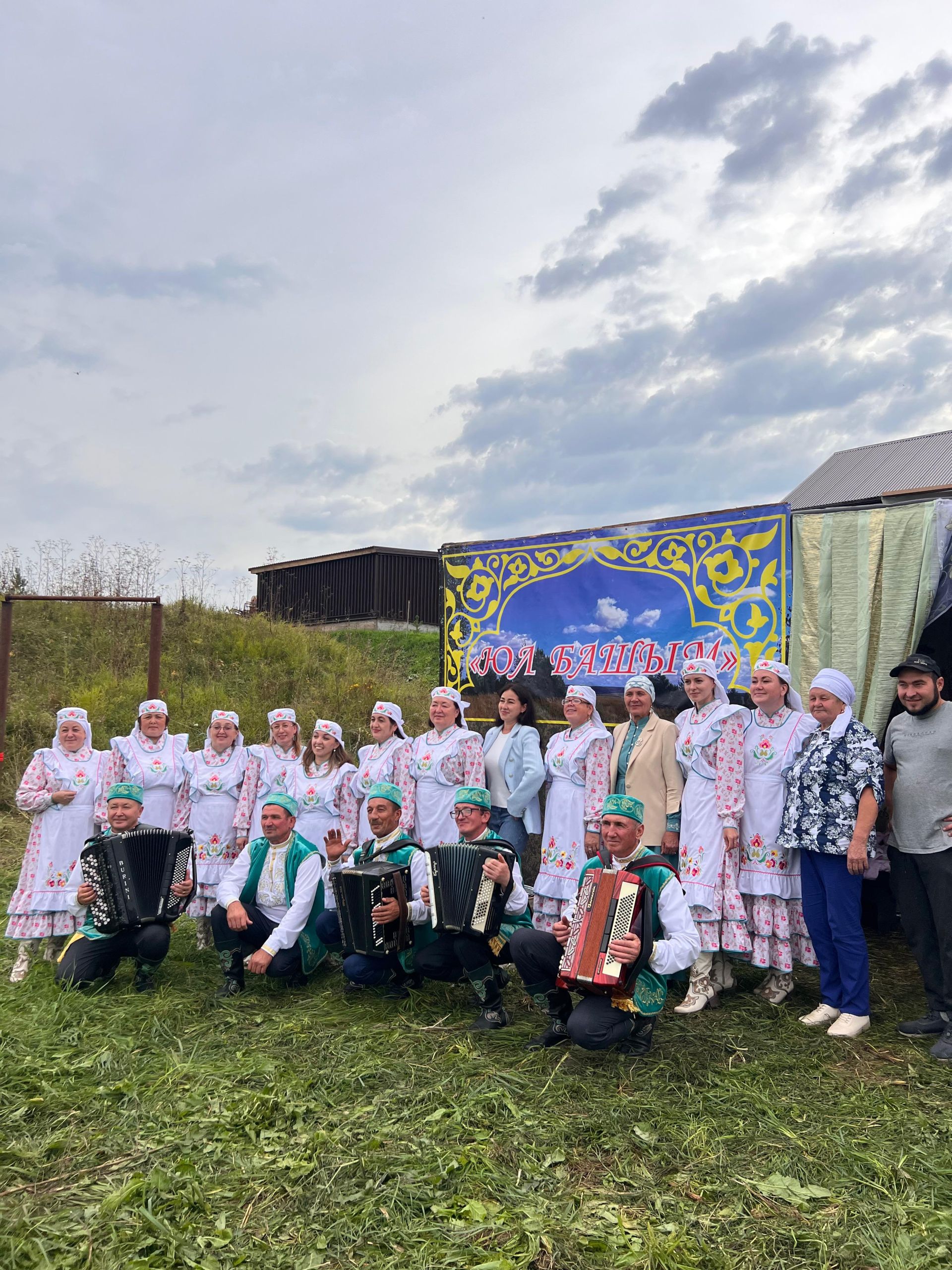 Яңа өйләнешкән яшь парлар, яшь әниләр биредә бүләкләнде...