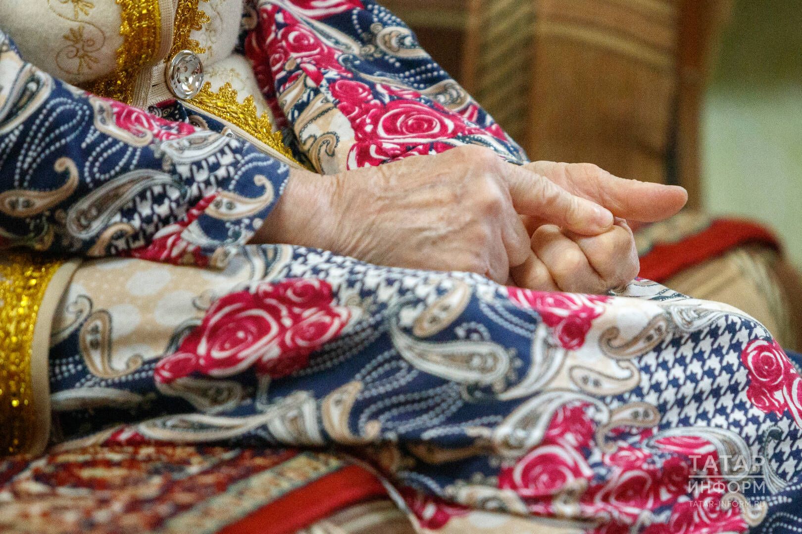 Кызын тәрәзәдән күзен алмыйча көтте. Бу көтү кайчак елларга сузылды