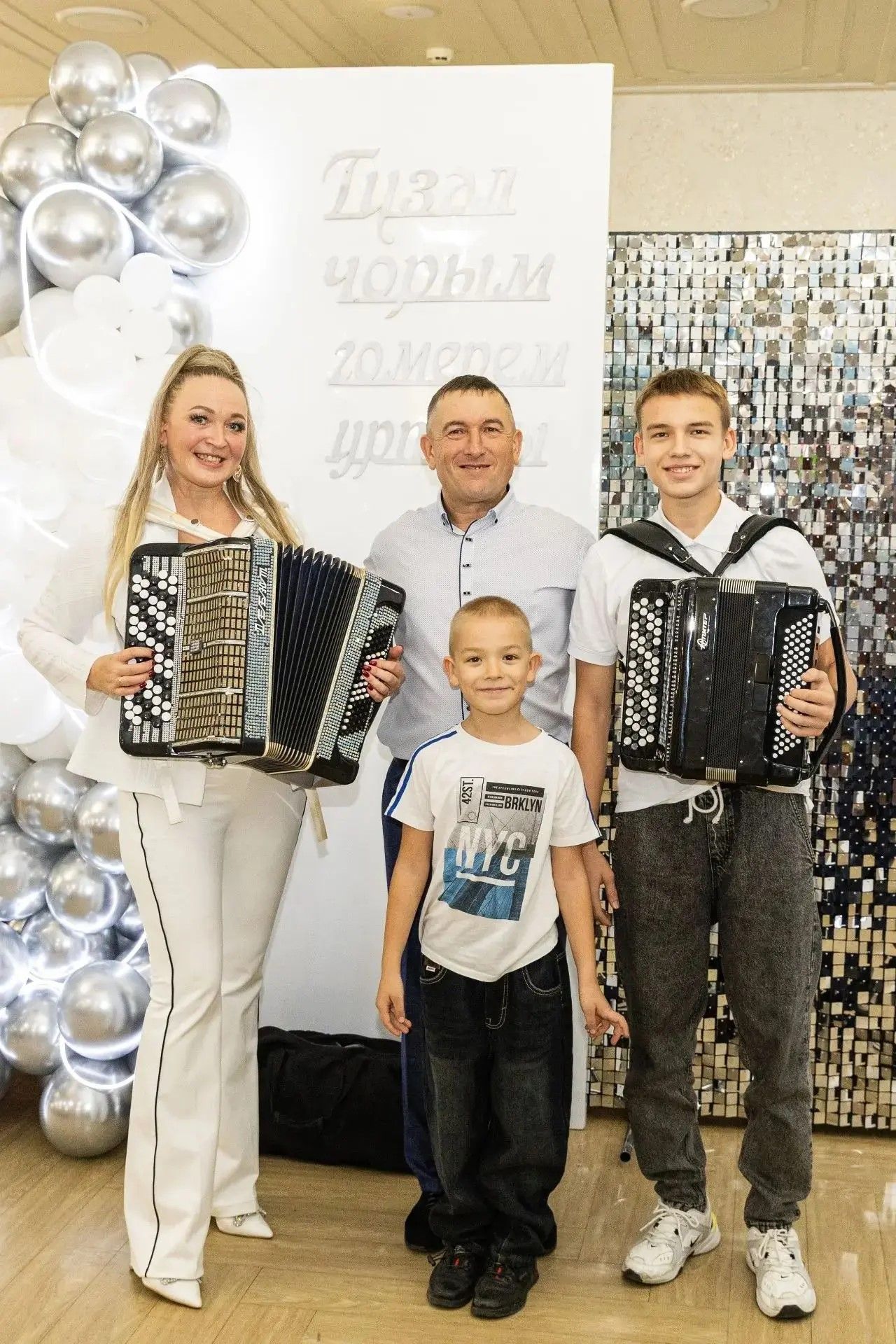 Төнге икедә юлга кузгалалар, иртәнге алтыда елмаеп сәхнәгә чыгалар