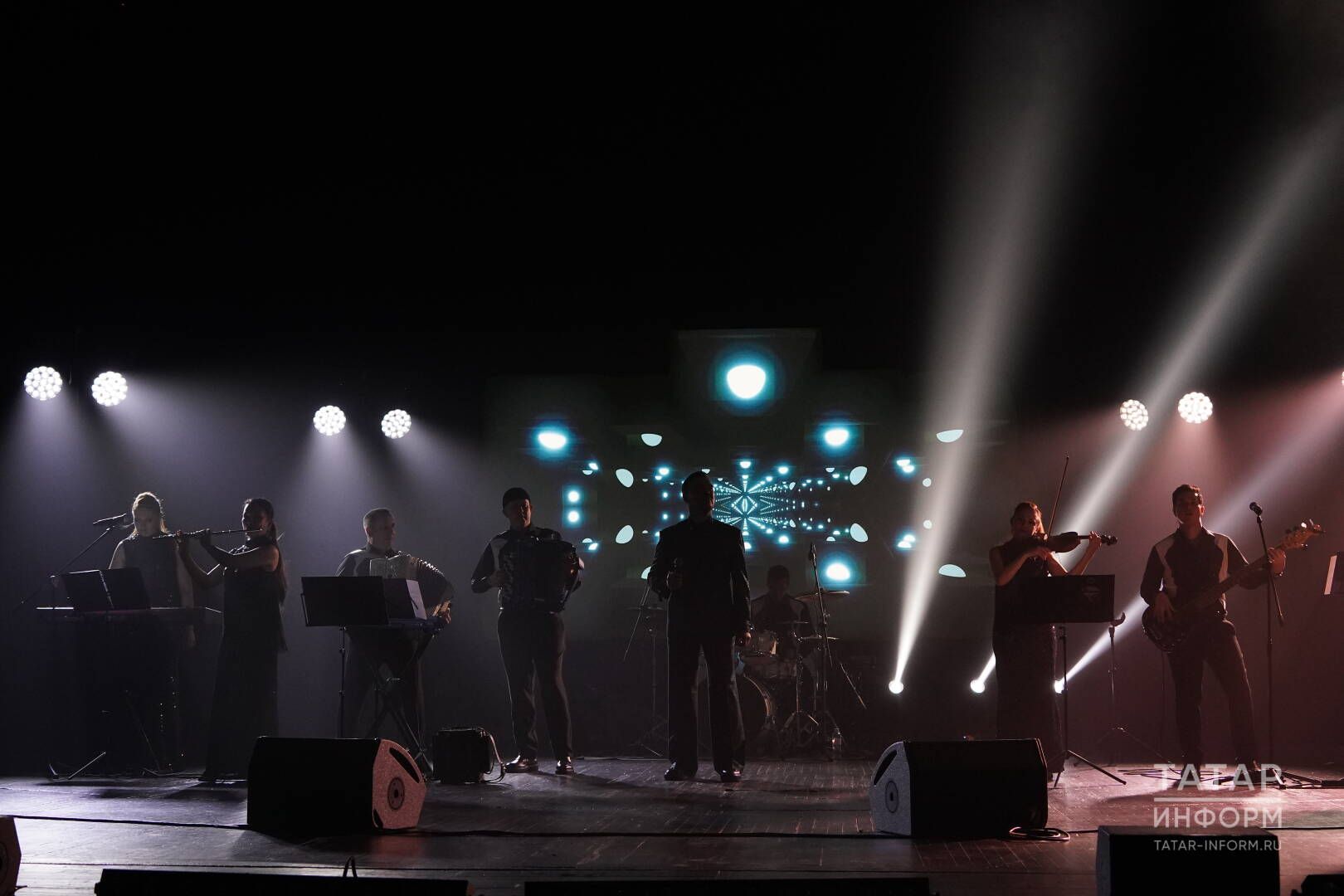 Ярым-ялангач сәхнә һәм мәгънәсез җырлар: татар эстрадасы кая бара