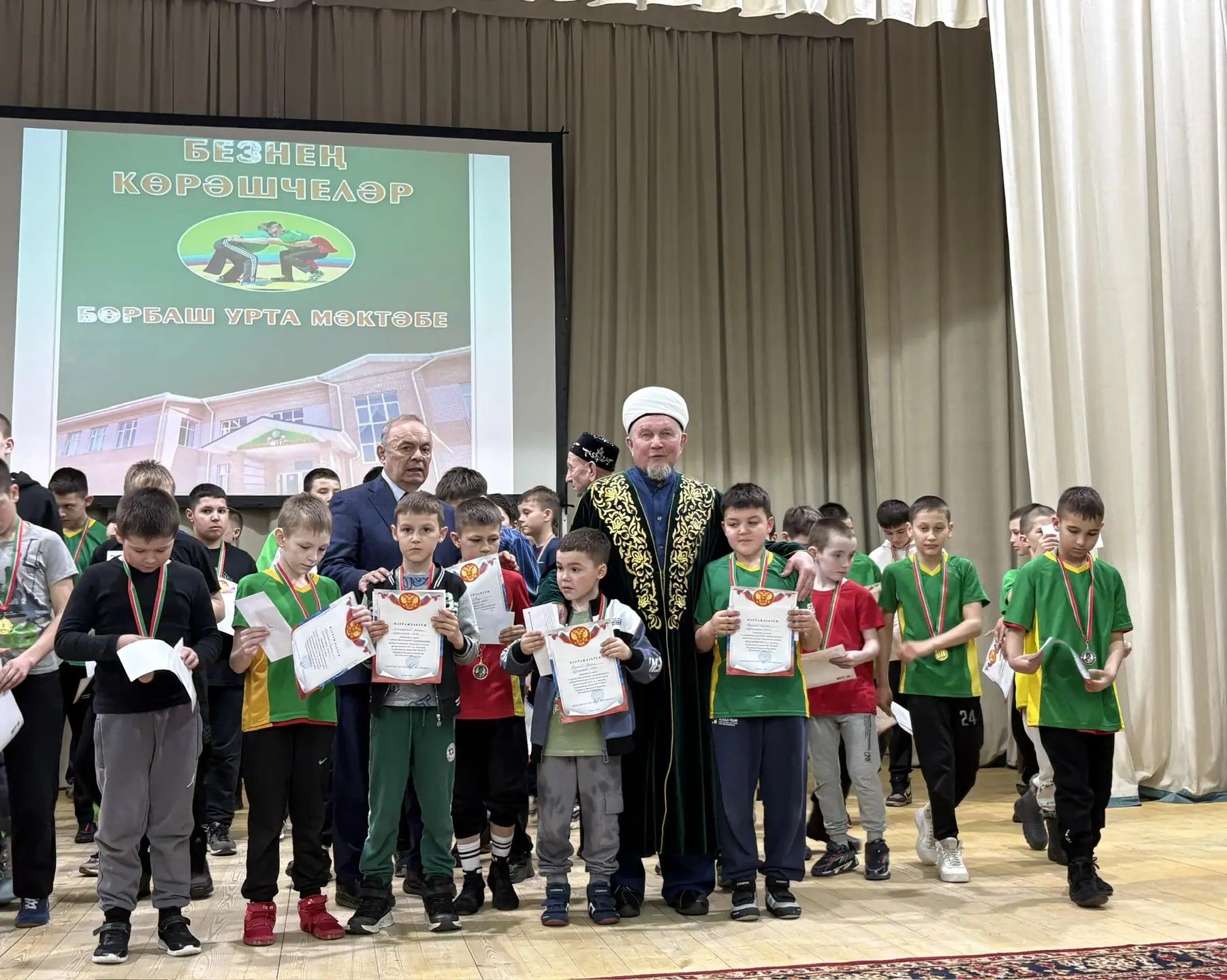 «Ник соң безнең көрәшчеләргә багышланган аерым китап юк дип уйлап, әлеге эшкә тотындык...»