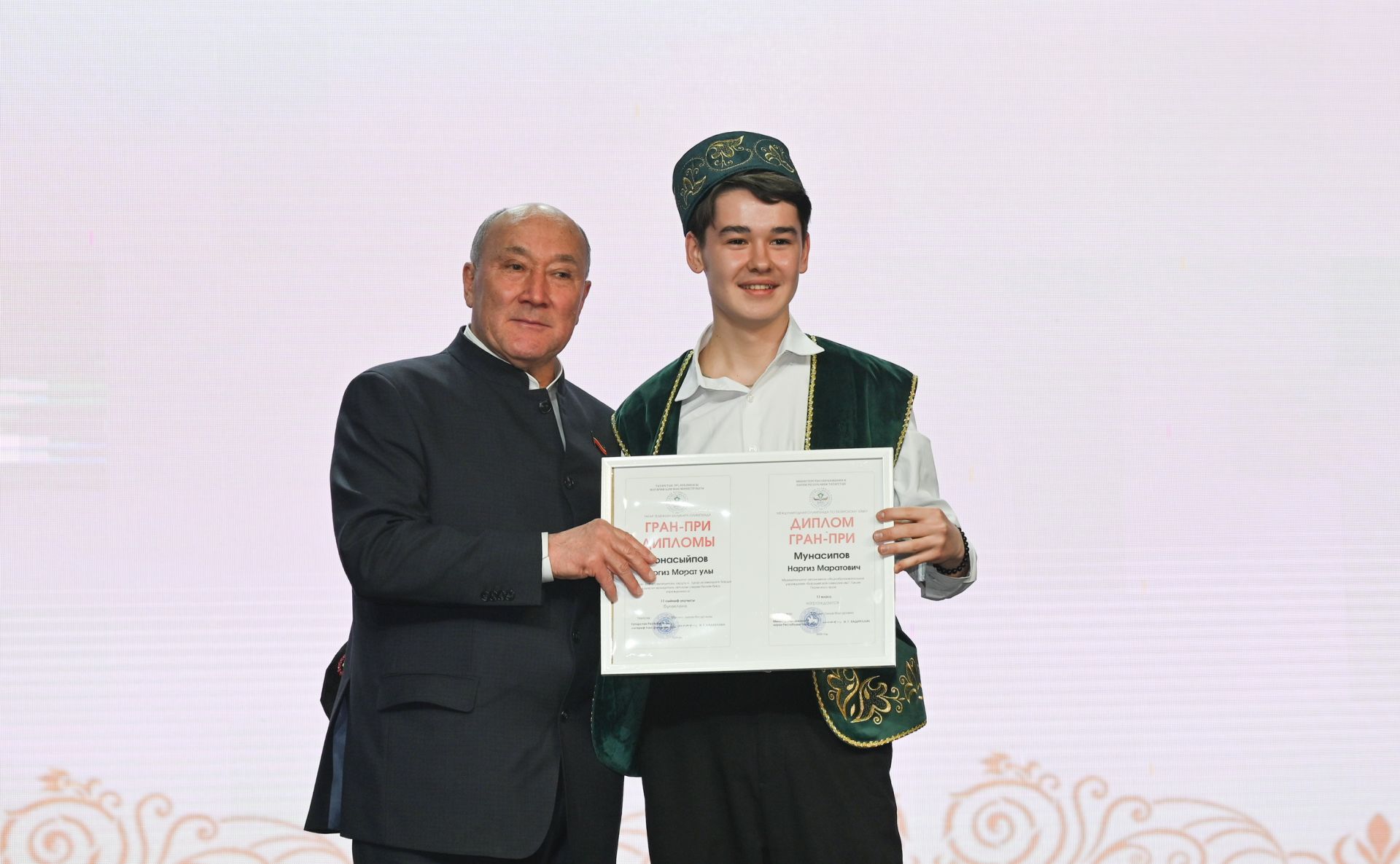 Марат Әхмәтов: «Үз туган телен яраткан кеше, һичшиксез,  башка халыкларның телләренә дә хөрмәтле булачак»