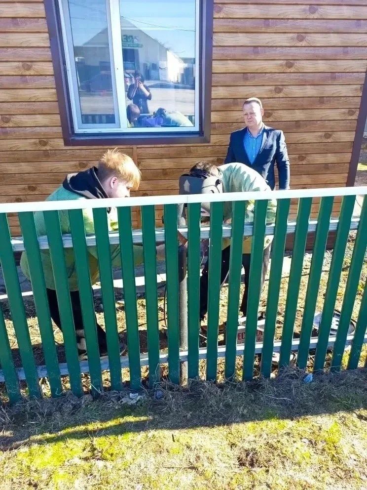 Мамадышта студент-эретеп ябыштыручы егетләр хәрби гаиләсенә ярдәм иткән