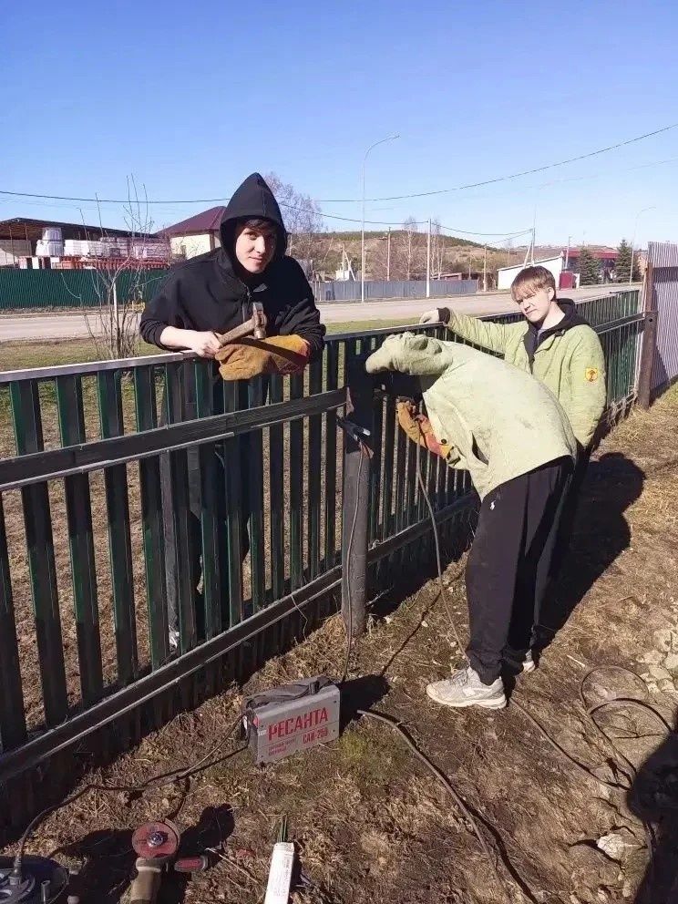 Мамадышта студент-эретеп ябыштыручы егетләр хәрби гаиләсенә ярдәм иткән