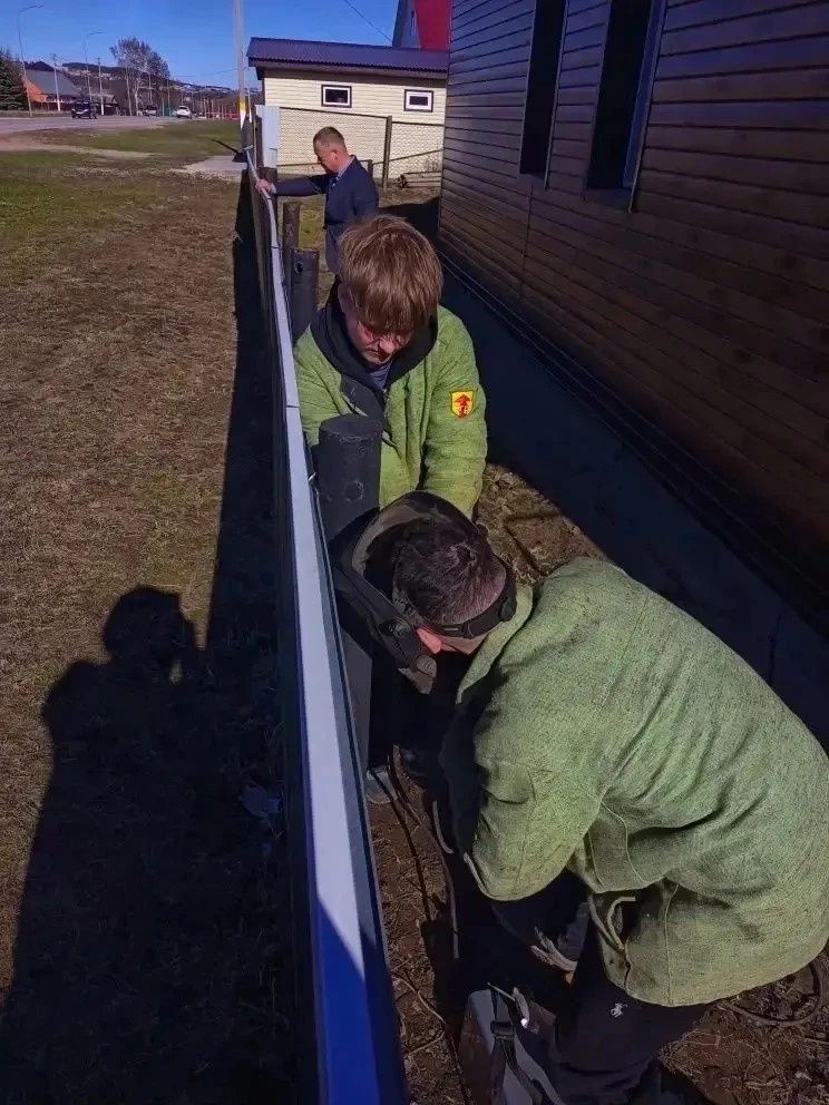 Мамадышта студент-эретеп ябыштыручы егетләр хәрби гаиләсенә ярдәм иткән
