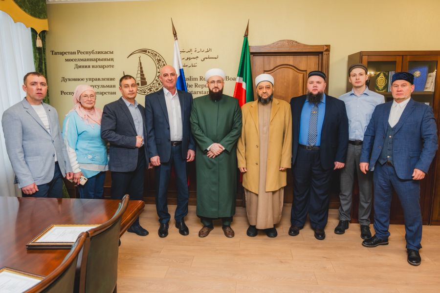 Мөфти Камил хәзрәт махсус хәрби операция зонасыннан кайткан Казан табибларын бүләкләгән