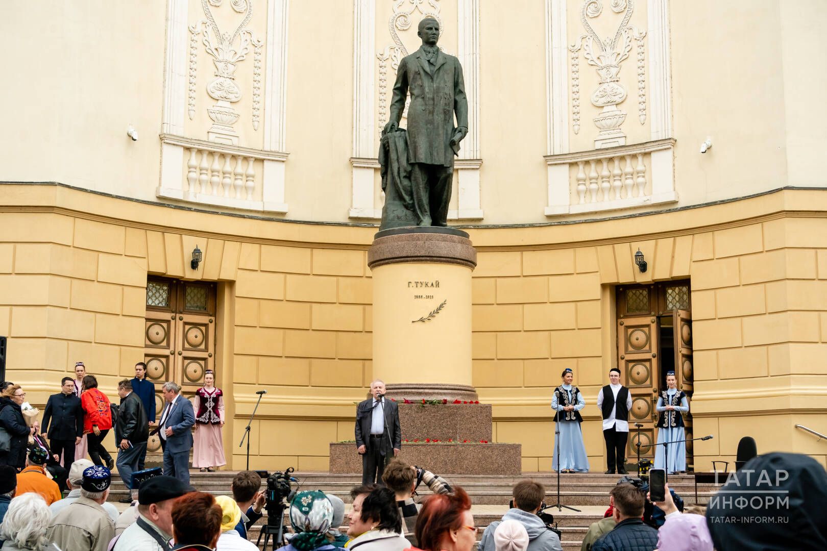 490 урам, авыллар, аэропорт һәм театр: Тукай исеме республикада ничек яши?