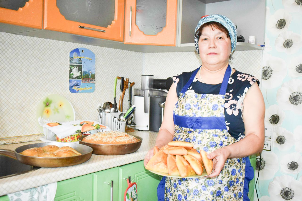 Таңнан торып камыр баса: Апаста яшәүче Флера апаның серләре нидә?