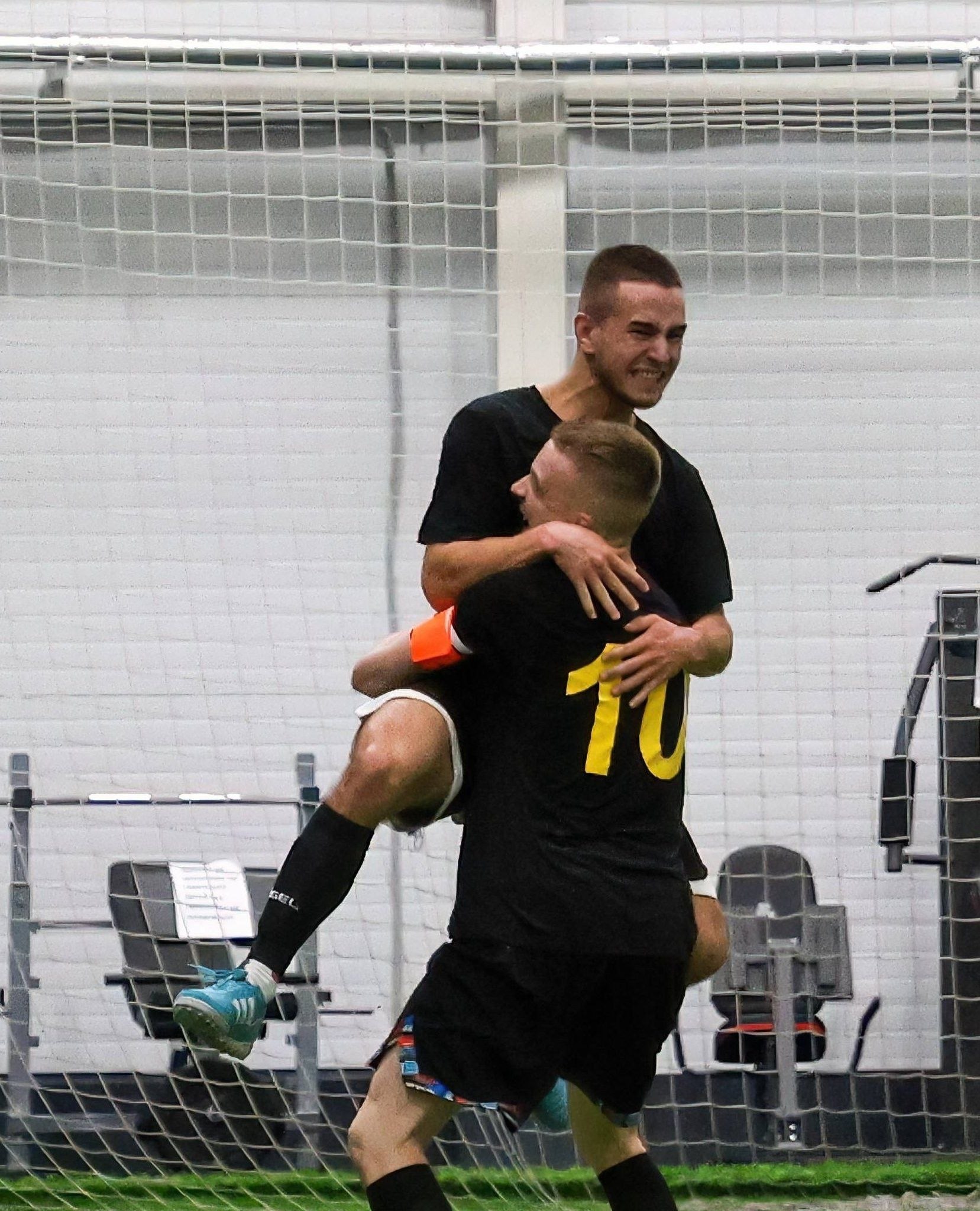 Көрәшчеләр Әлмәтнең футбол мәйданын яулый? Монда бар да футбол уйный!..