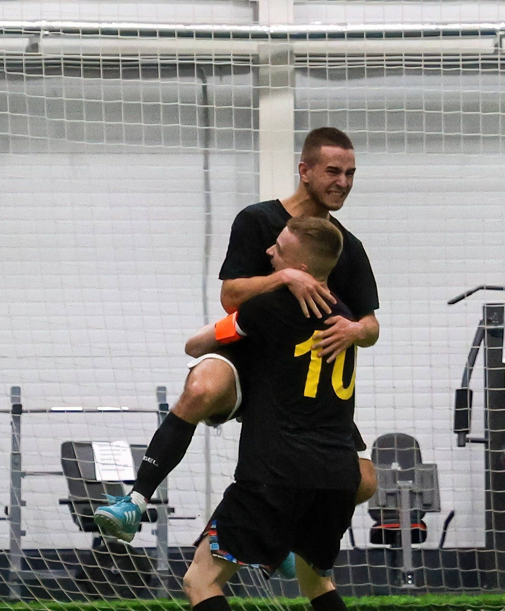 Көрәшчеләр Әлмәтнең футбол мәйданын яулый? Монда бар да футбол уйный!..