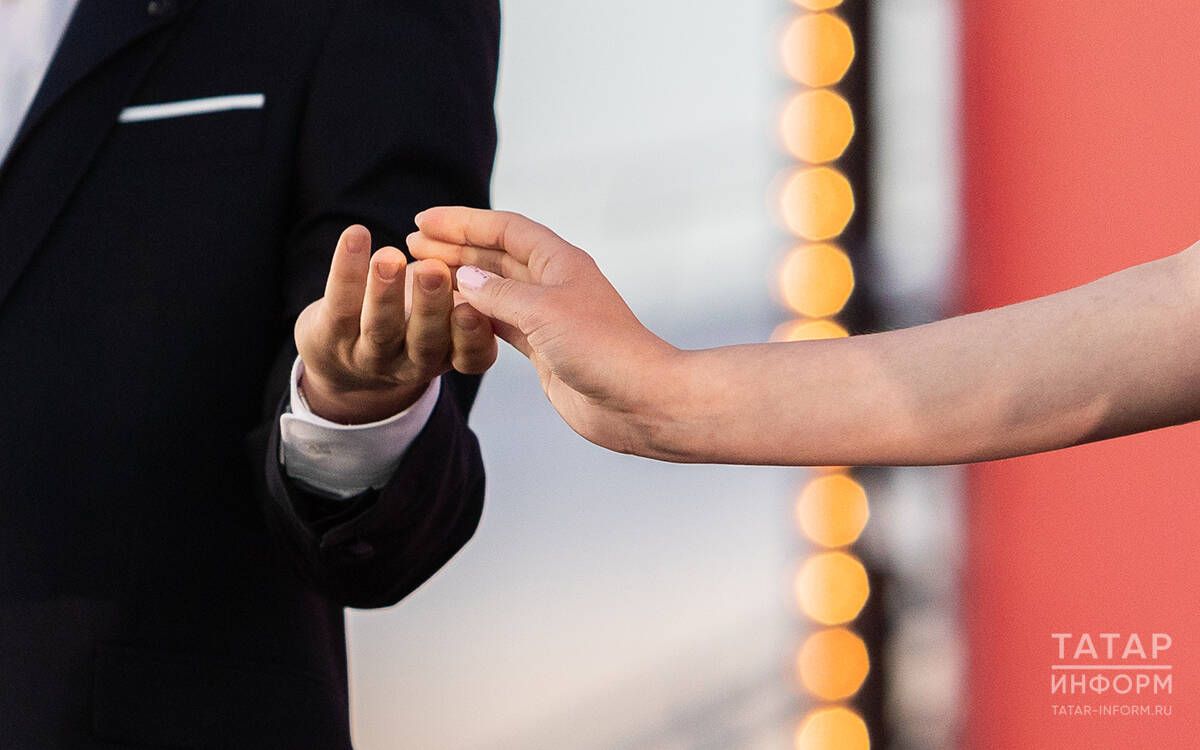 Бала аны күрүгә үк: “Син кайда булдың, әни?” — дип кочаклап ала