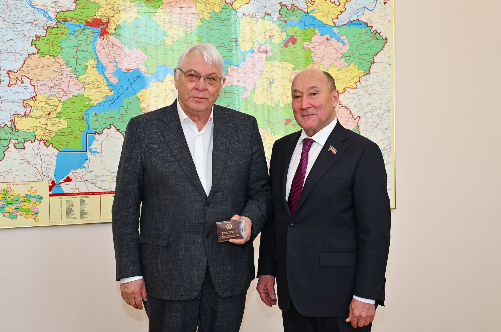 Марат Әхмәтов Лотфулла Шәфигуллинга Дәүләт Советы депутаты таныклыгын тапшырды