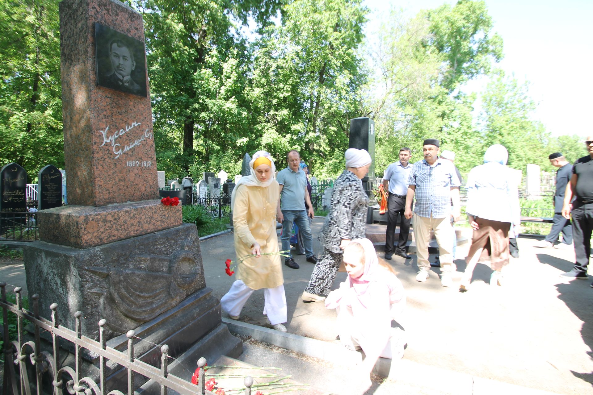 Яңа Татар бистәсе зиратында журналистлар дога кылып кайтты