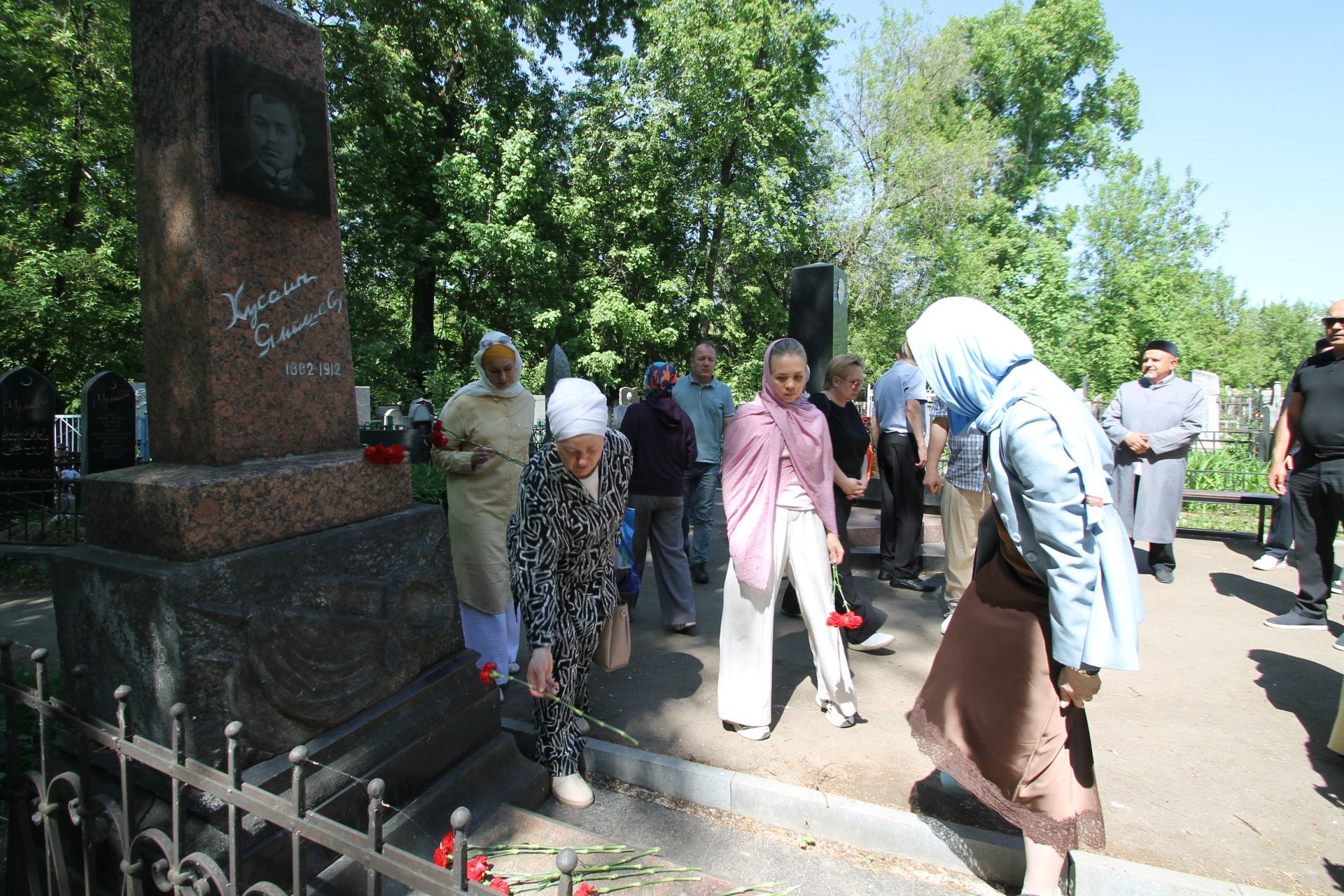 Яңа Татар бистәсе зиратында журналистлар дога кылып кайтты