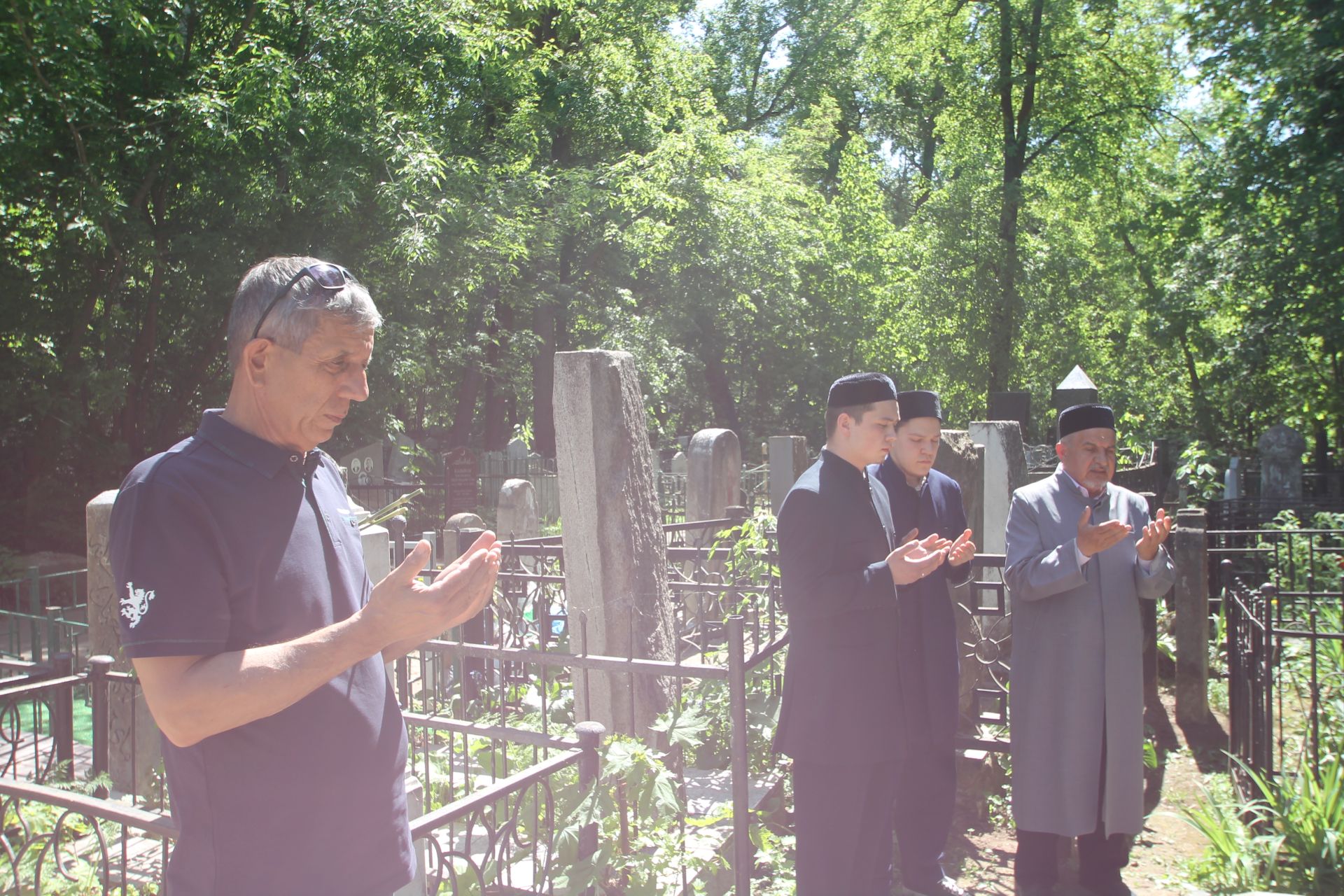 Яңа Татар бистәсе зиратында журналистлар дога кылып кайтты