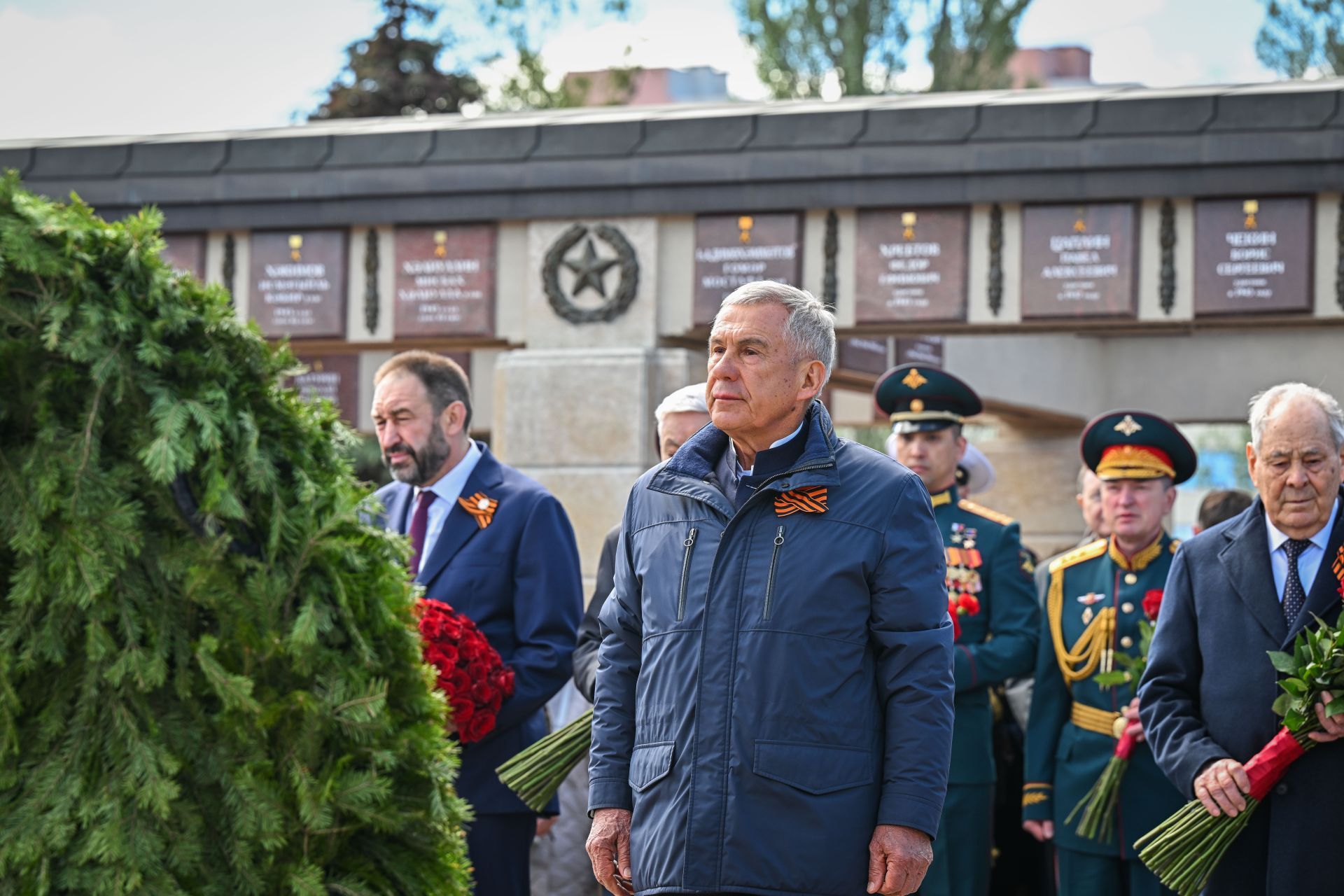 Рөстәм Миңнеханов һәм Минтимер Шәймиев Җиңү паркында Бөек Ватан сугышы геройларын искә алдылар