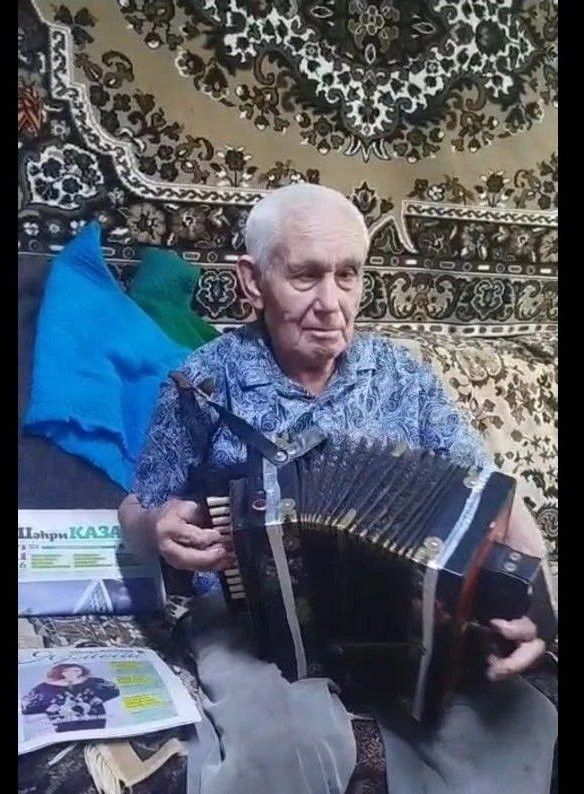 Җиде яшеннән кулыннан гармун төшмәгән